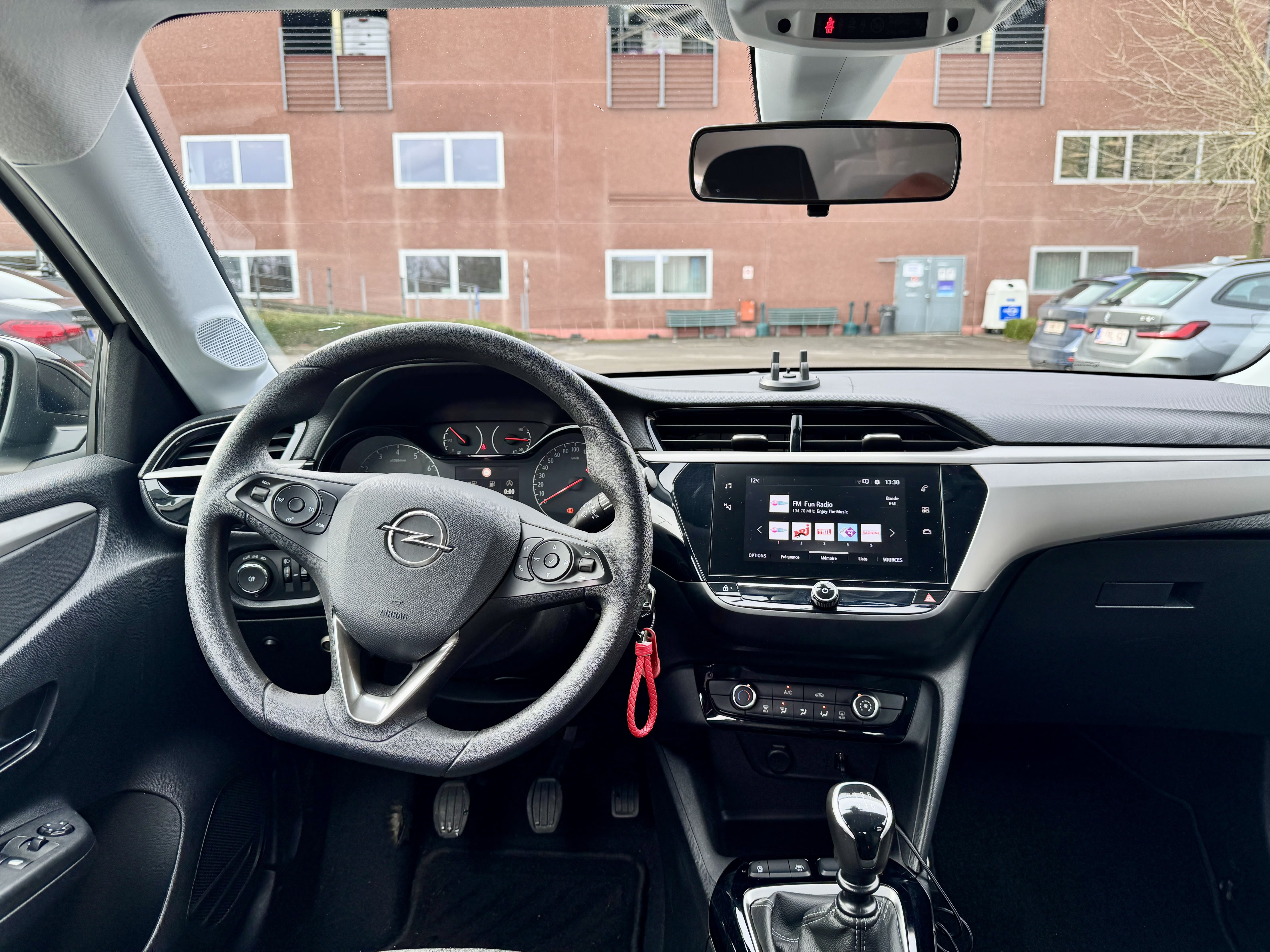 Opel Corsa NEW MODEL PARKING BEPARK GARE DU MIDI - AIRCO - GPS met Audio- / iPod-ingang