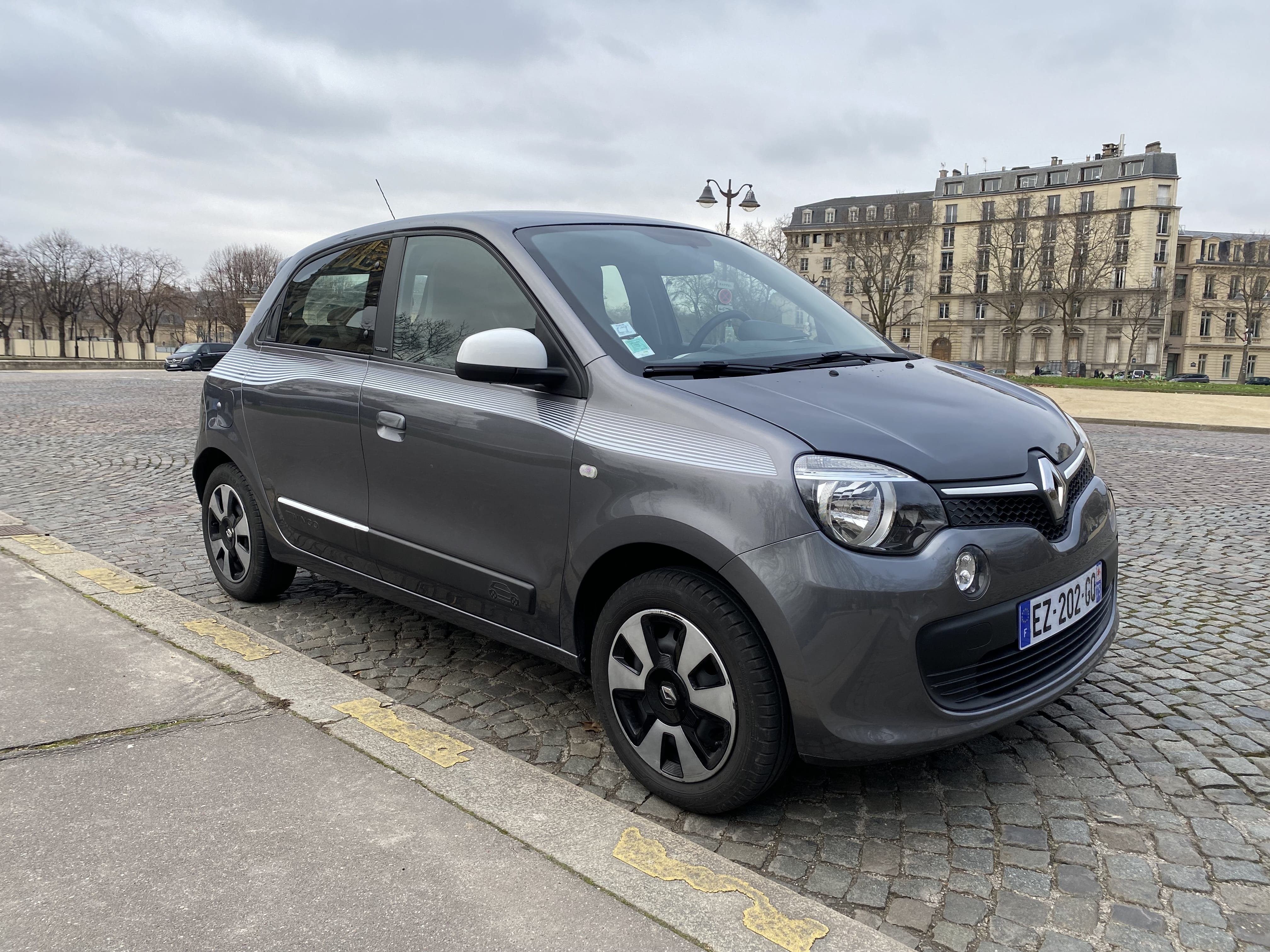 Renault Twingo /Metro ligne 7bis/ Place des Fêtes /90cv avec GPS