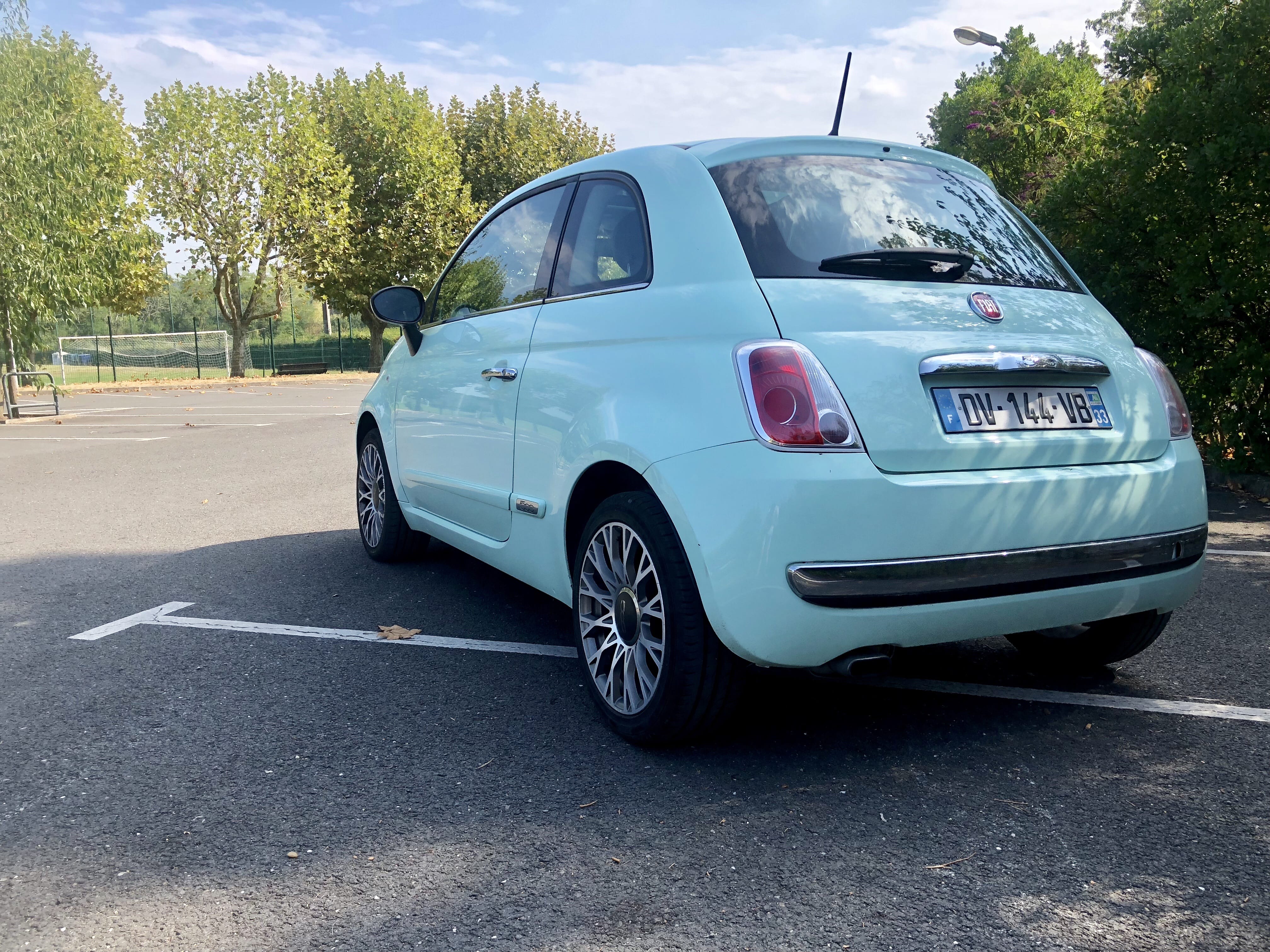 Fiat 500  Louez la Nouvelle Fiat 500 – Citadine Iconique, Économique & Confortable à Bordeaux ! avec Entrée audio / iPod