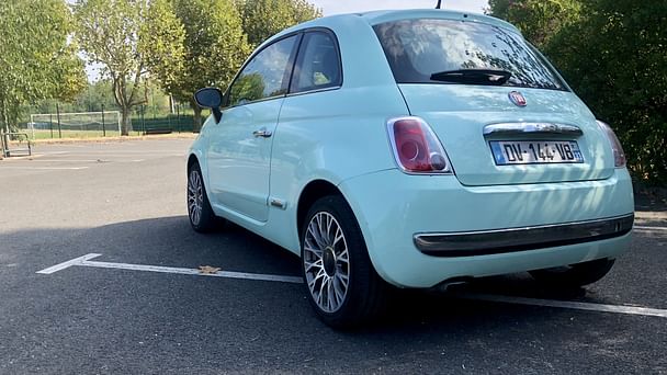 Fiat 500 Louez la Nouvelle Fiat 500 – Citadine Iconique, Économique & Confortable à Bordeaux ! avec Entrée audio / iPod