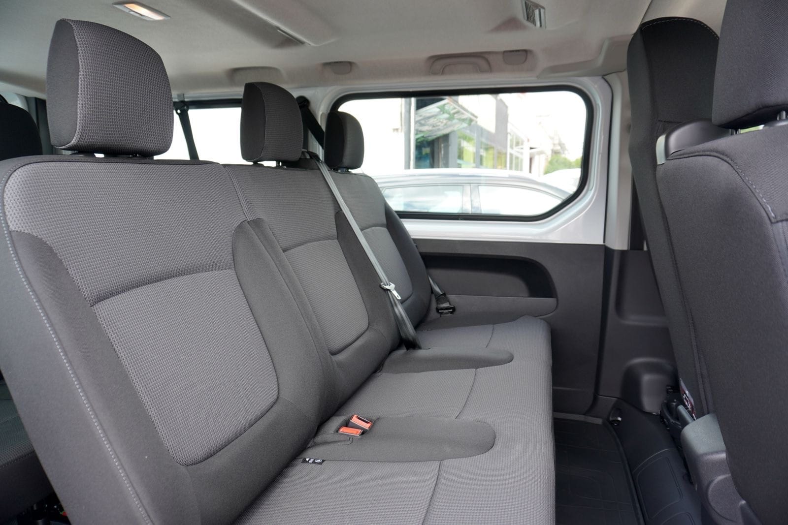 Renault Trafic Passenger mit Kindersitz