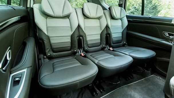 Renault Espace Initiale Paris — haut de gamme, 7 places à 3 min de l’aéroport, avec place dédiée avec Audio Bluetooth