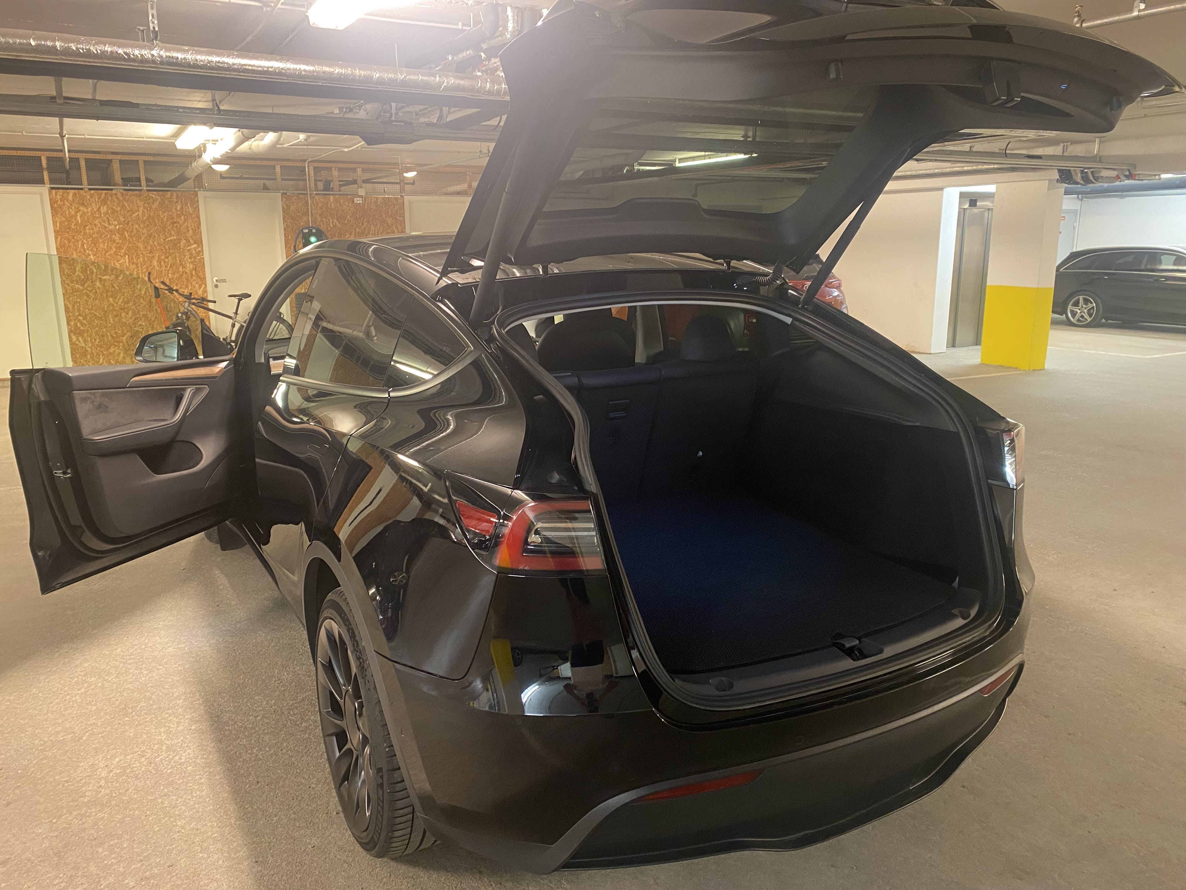 Tesla Model Y med GPS