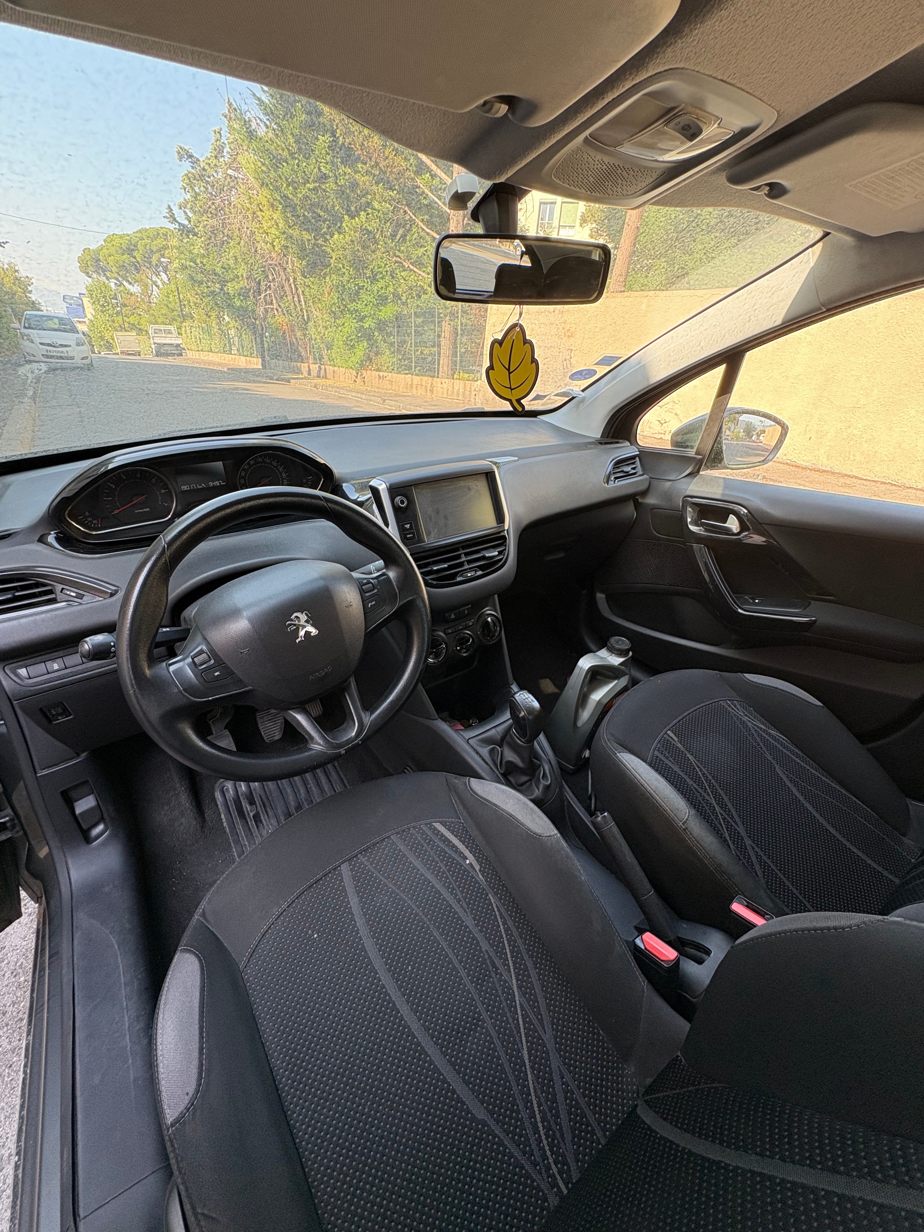 Peugeot 208 1.2vti with GPS