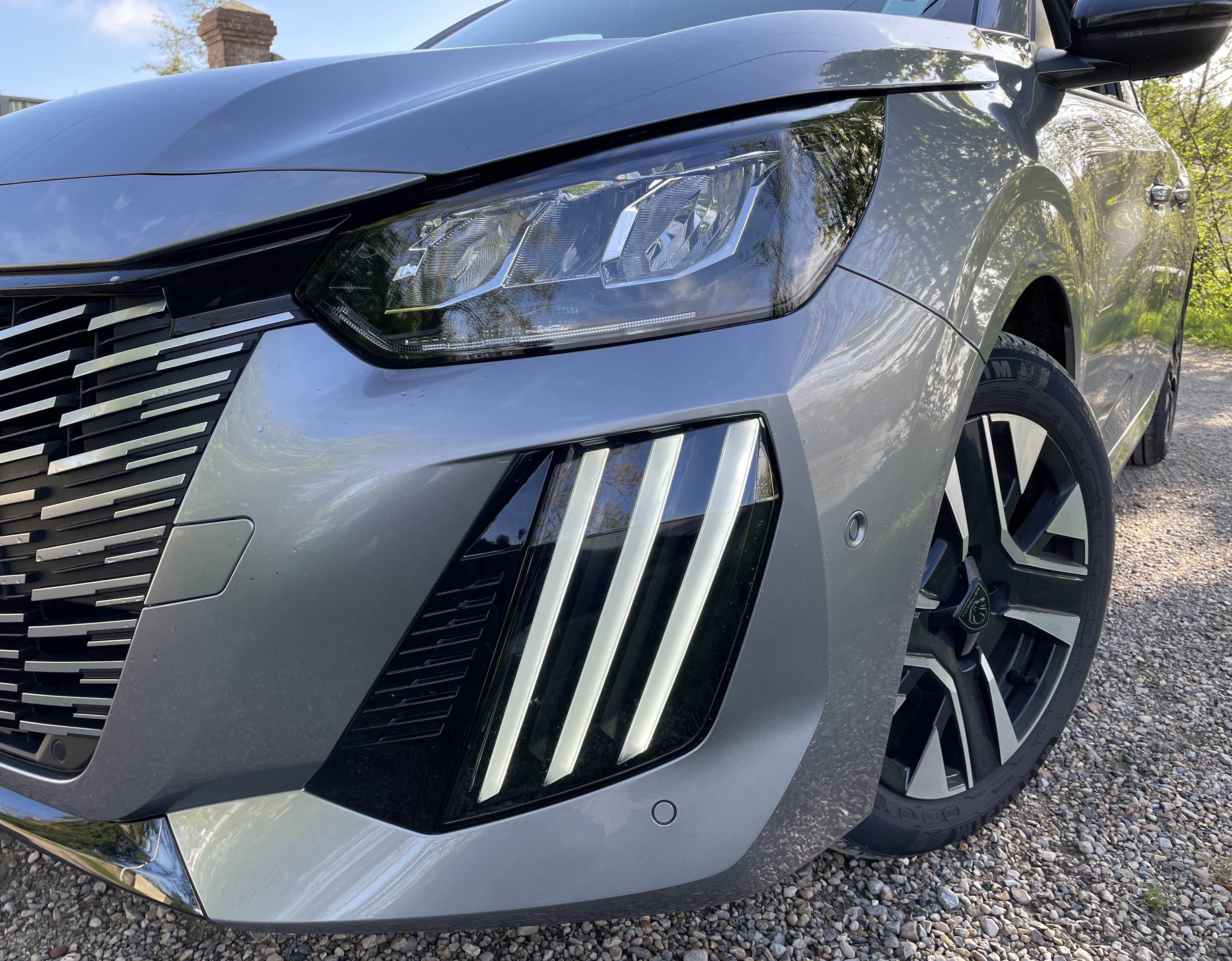 Peugeot 208 HYBRIDE GT LINE (GR161) (Clim, Connectivité Smartphone, charge induction, ...) with GPS