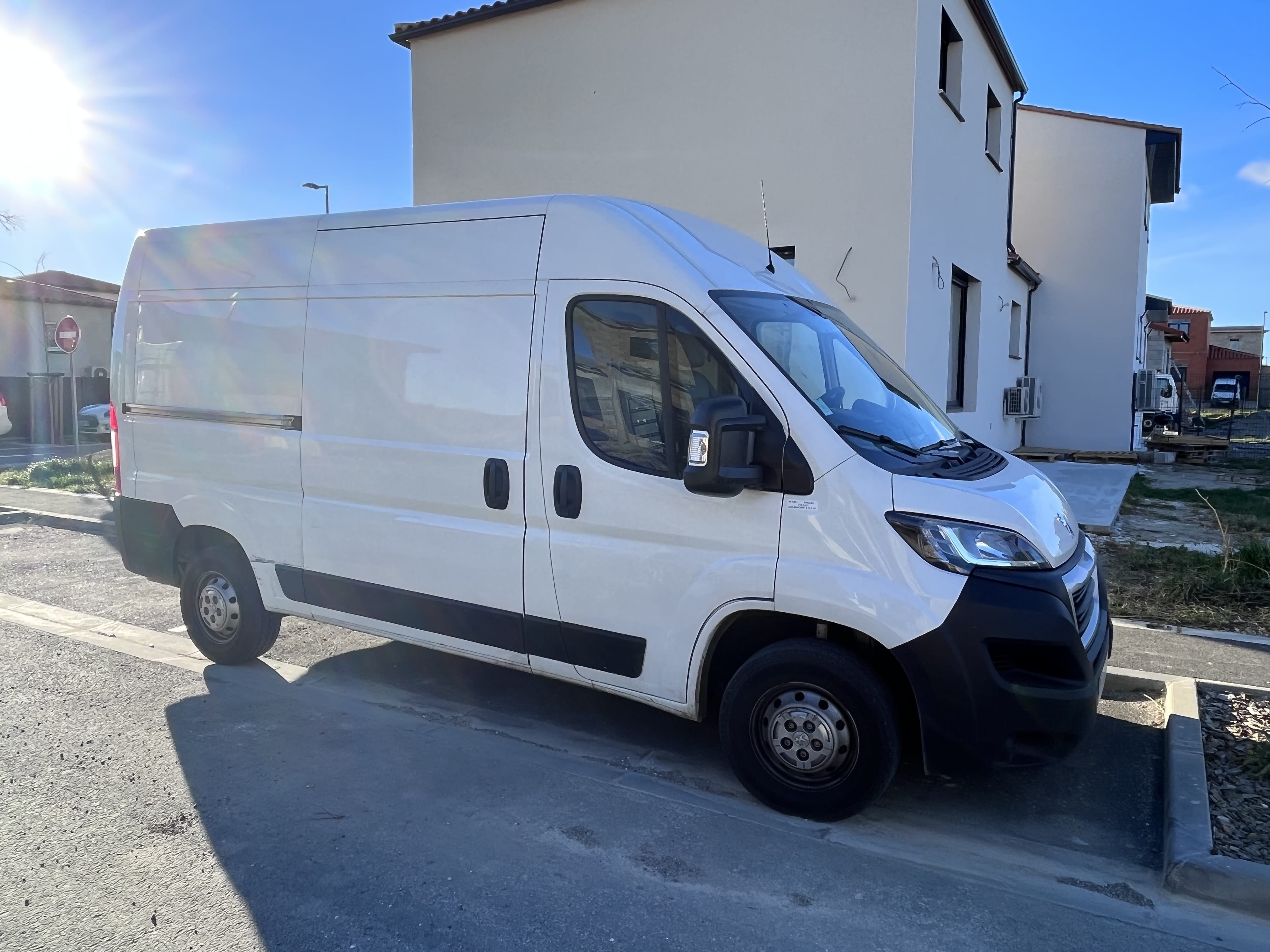 Peugeot Boxer  2020  + ATTELAGE + PACK DÉMÉNAGEMENT (Diable/Sangles) avec Audio Bluetooth