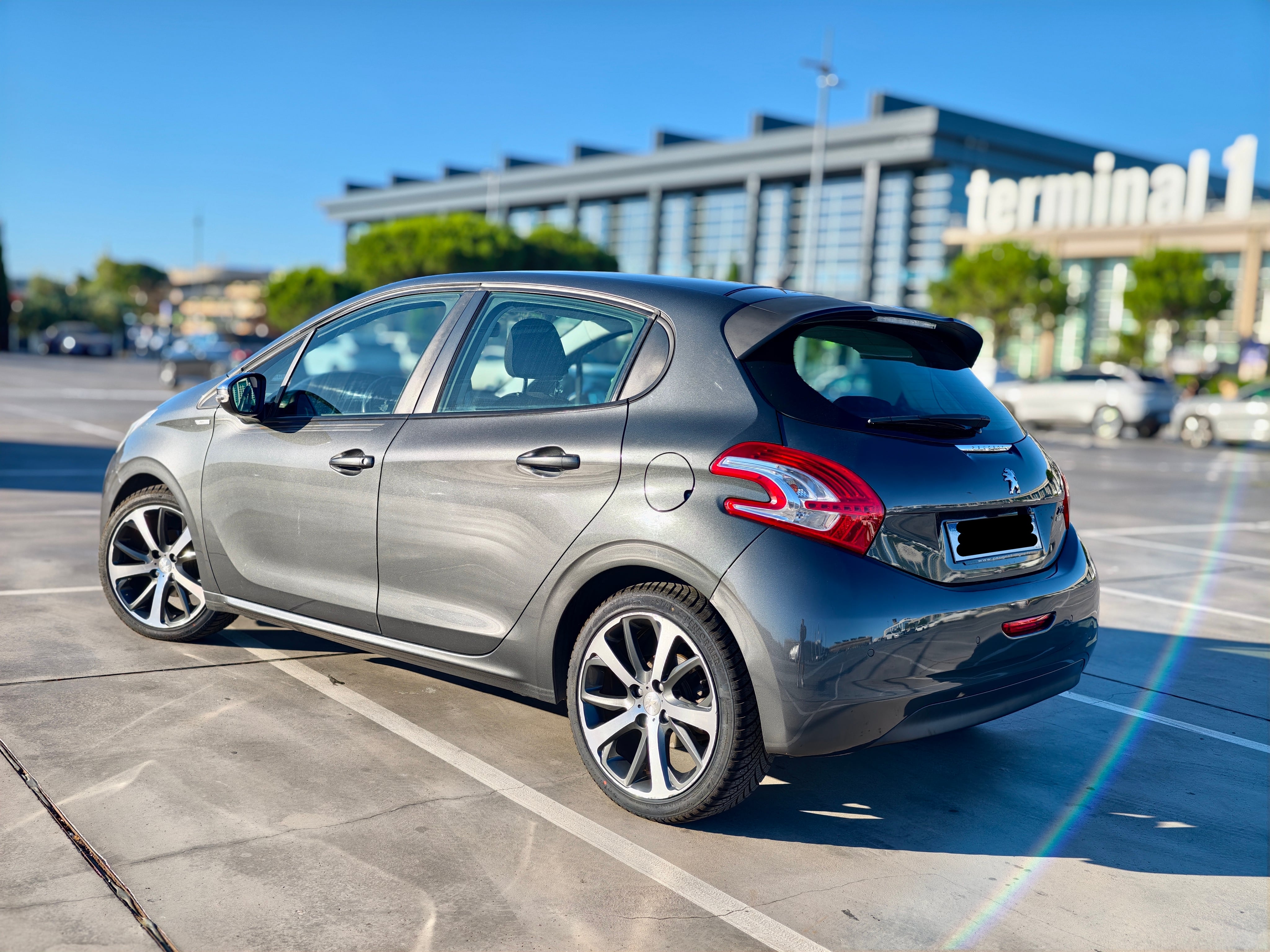 Peugeot 208 Aéroport de Marseille avec GPS