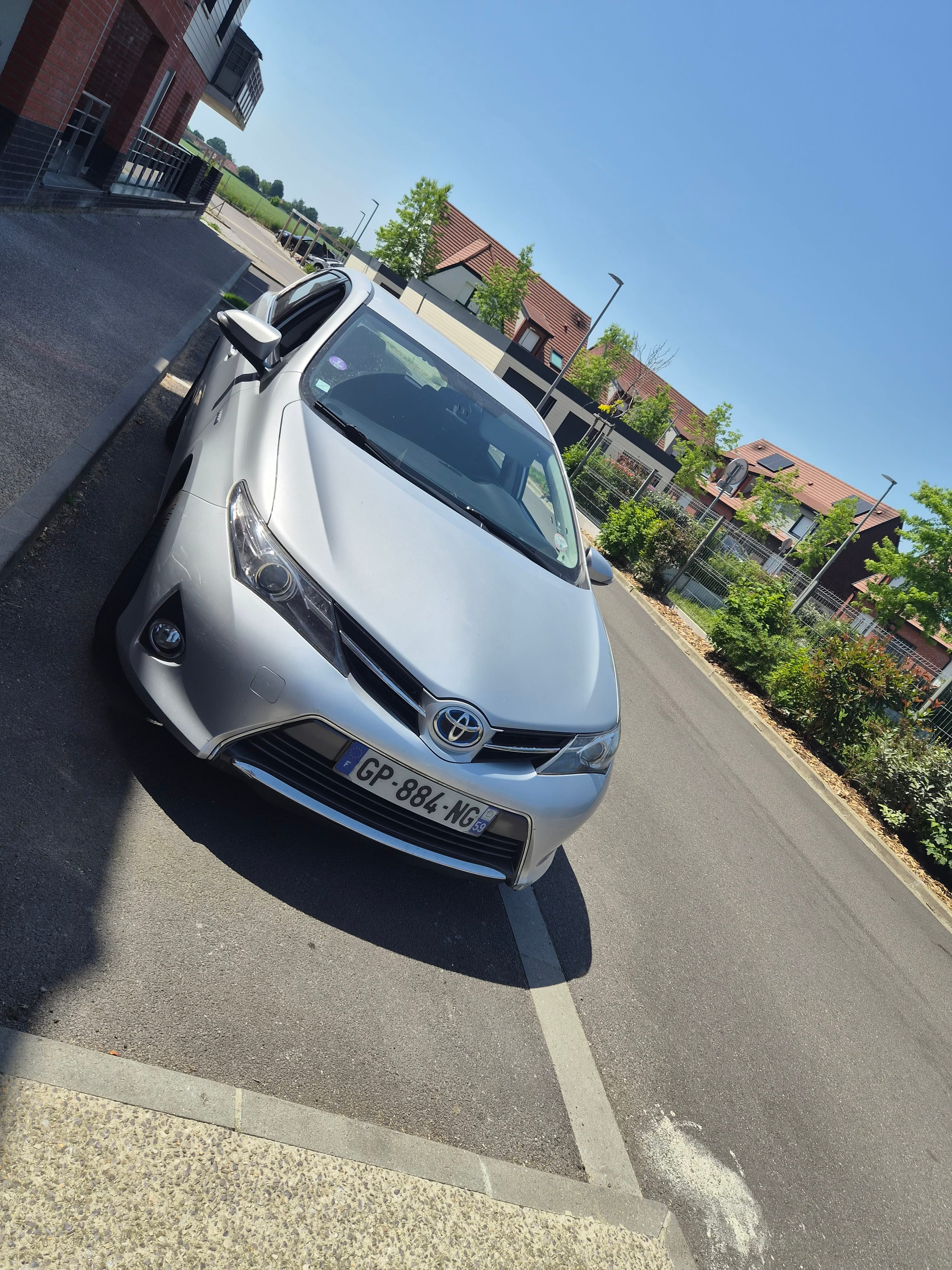 Toyota Auris, 2014, Essence 95 / Électrique (hybride), automatique