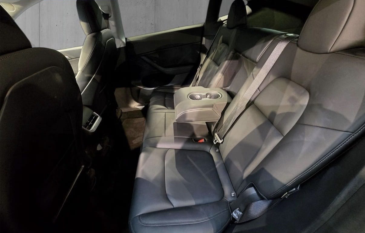 Tesla Model Y med Cruisekontroll