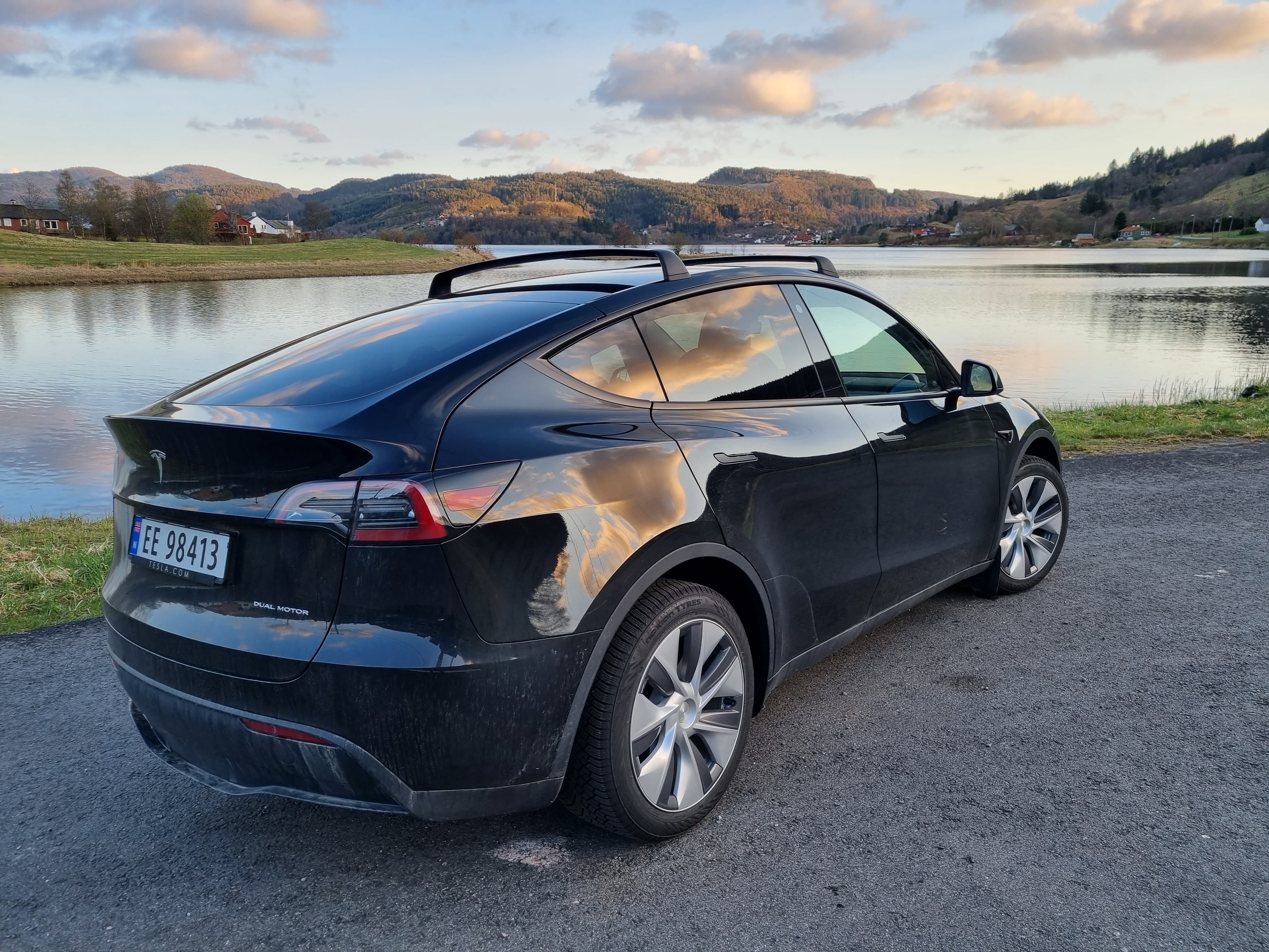 Tesla Model Y med GPS