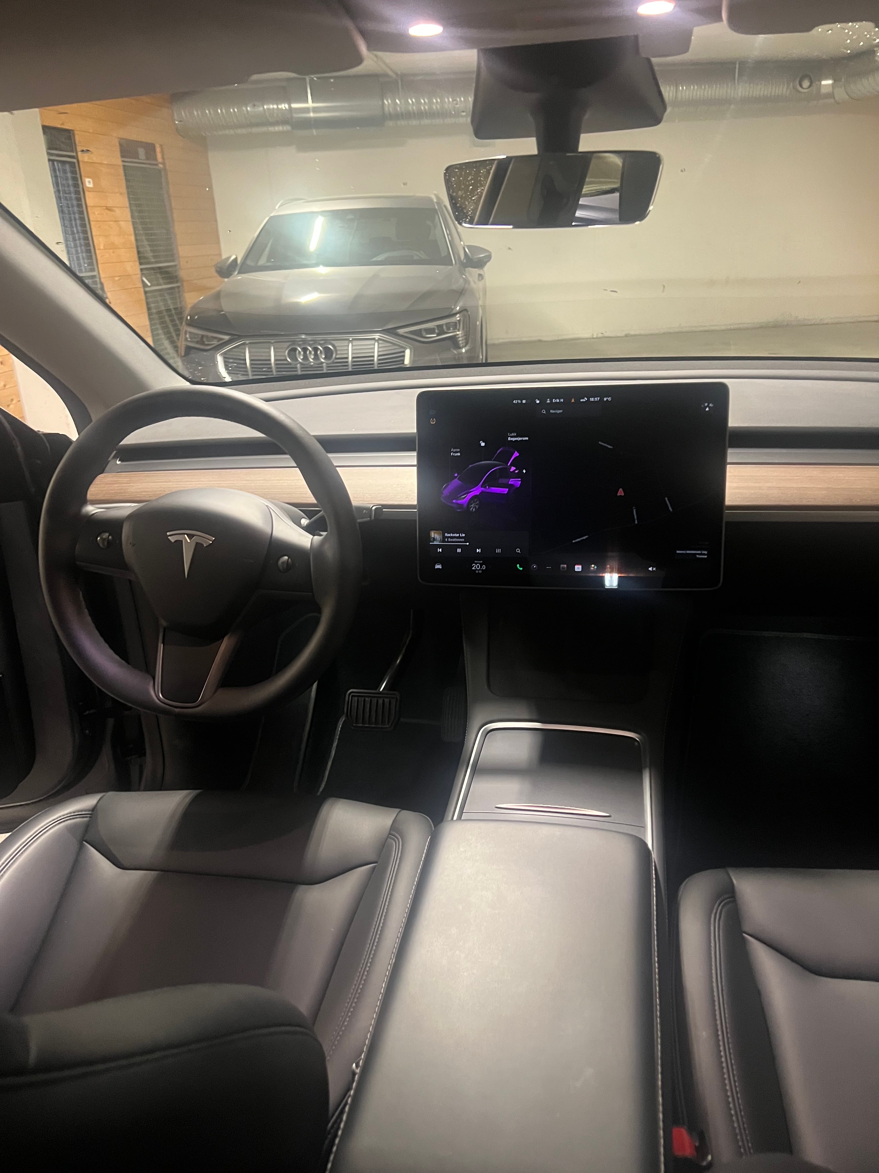 Tesla Model Y Long Range mit Navigationsgerät
