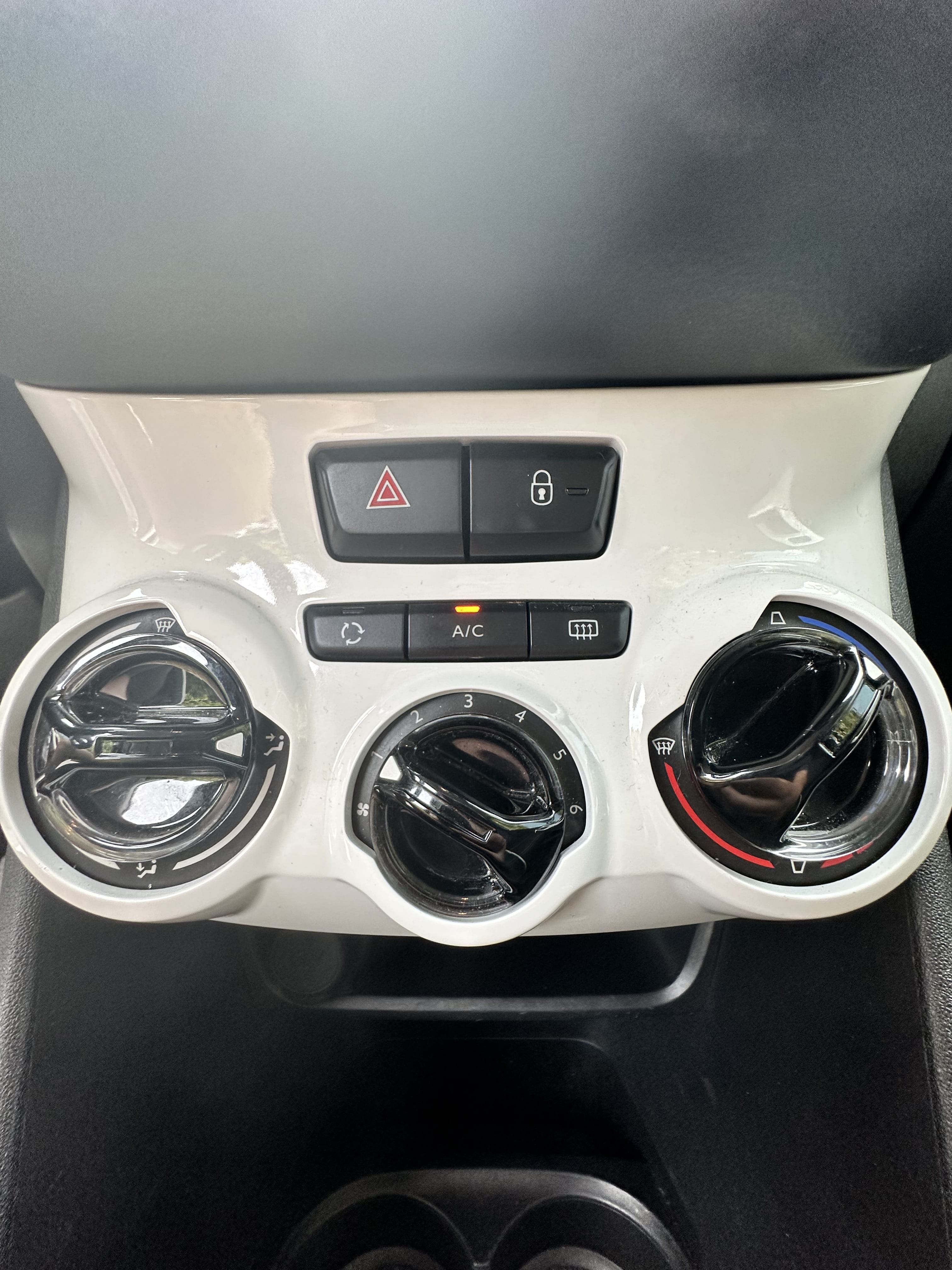 Peugeot 208 avec Entrée audio / iPod