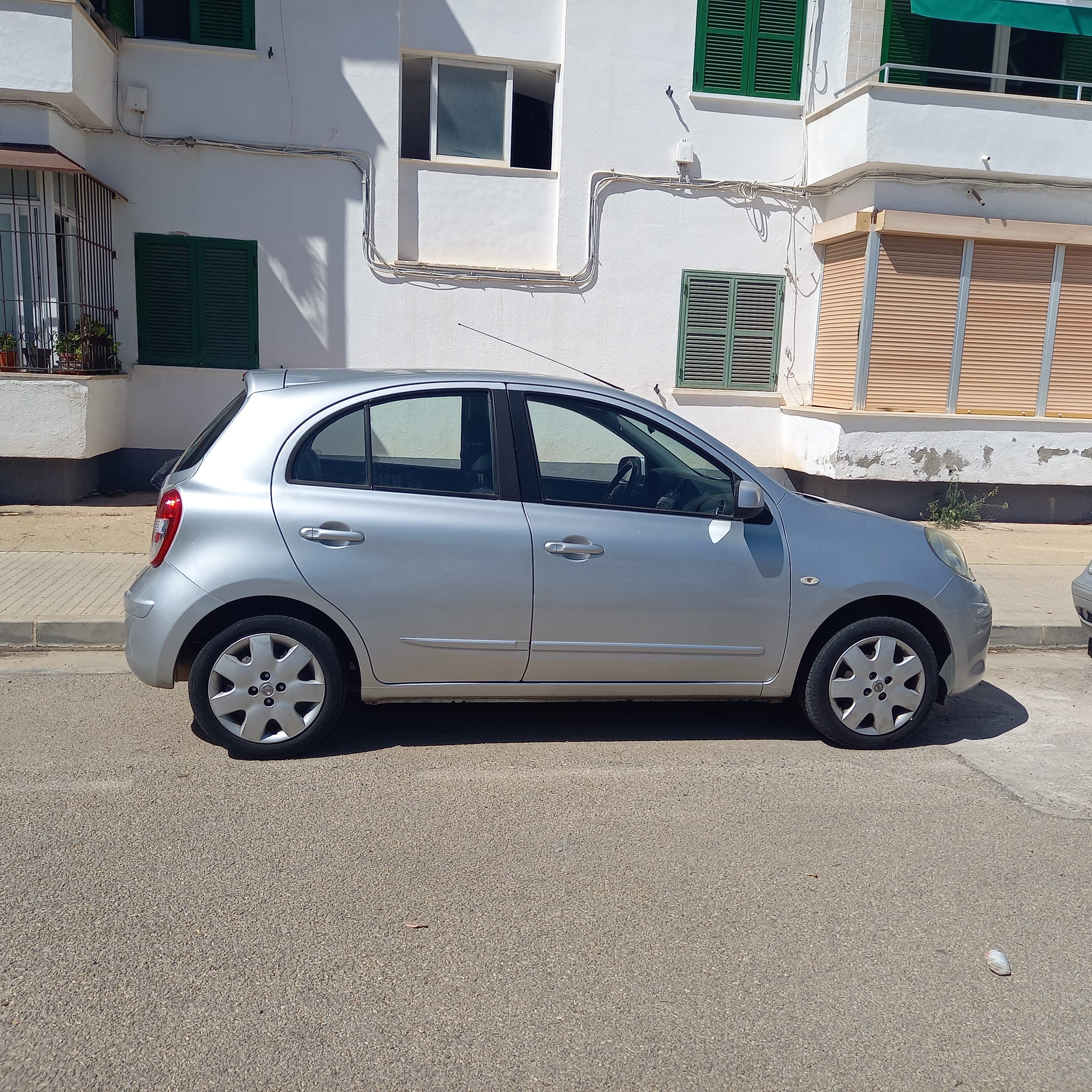 Nissan Micra 1.3,  servicio aeropuerto gratis con Aire acondicionado