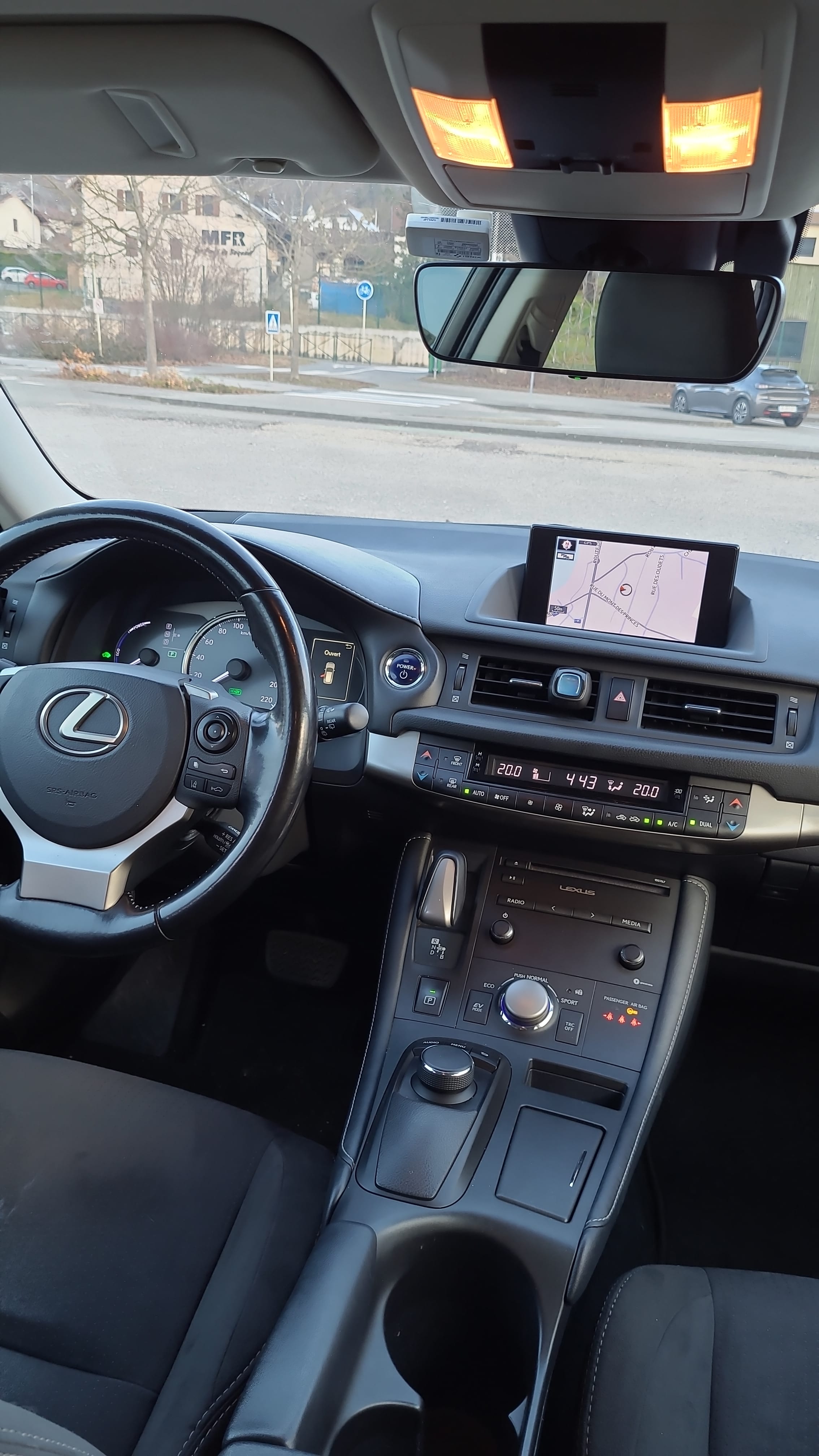 Lexus CT 200h avec GPS