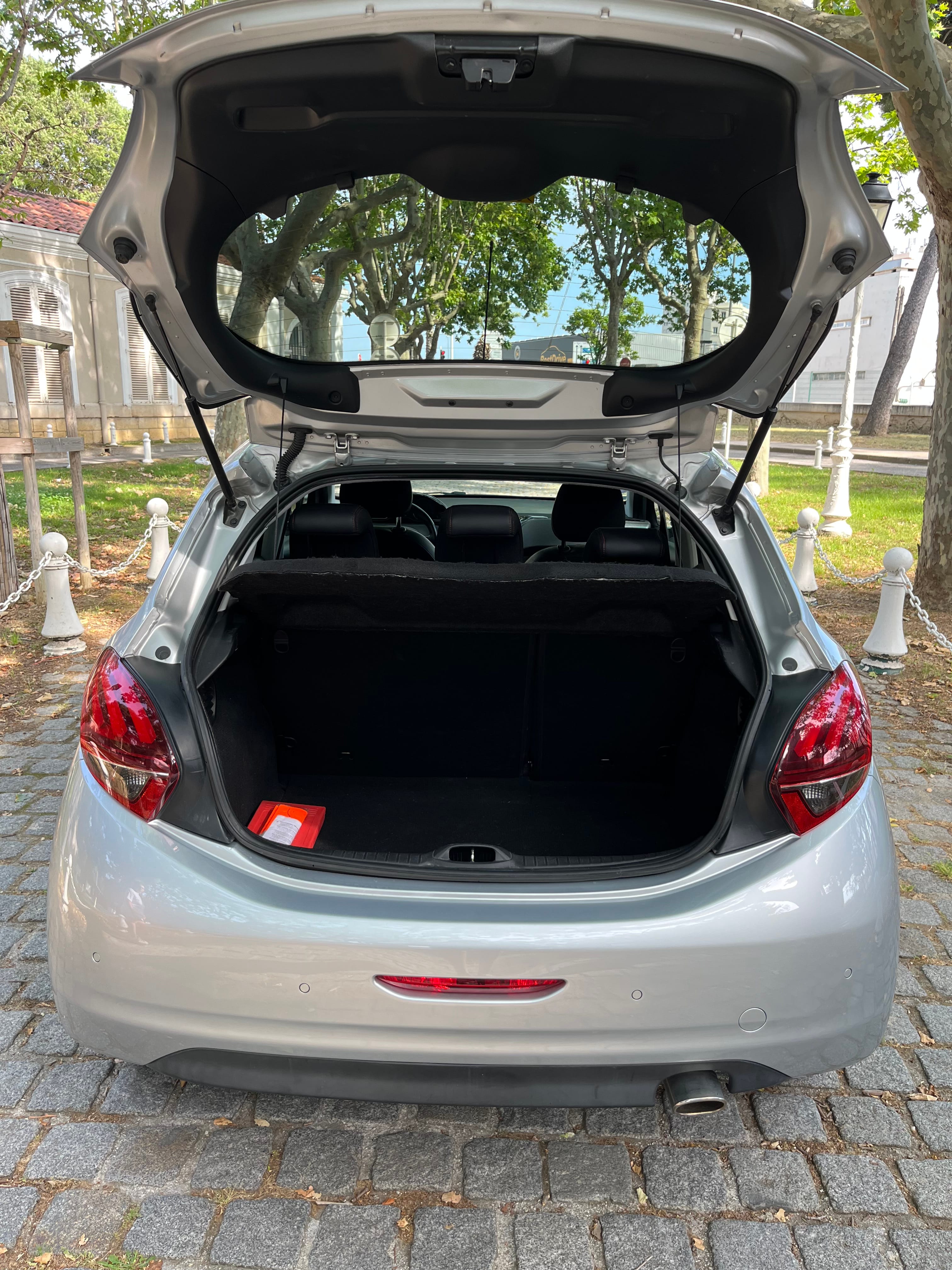 Peugeot 208 avec Apple CarPlay