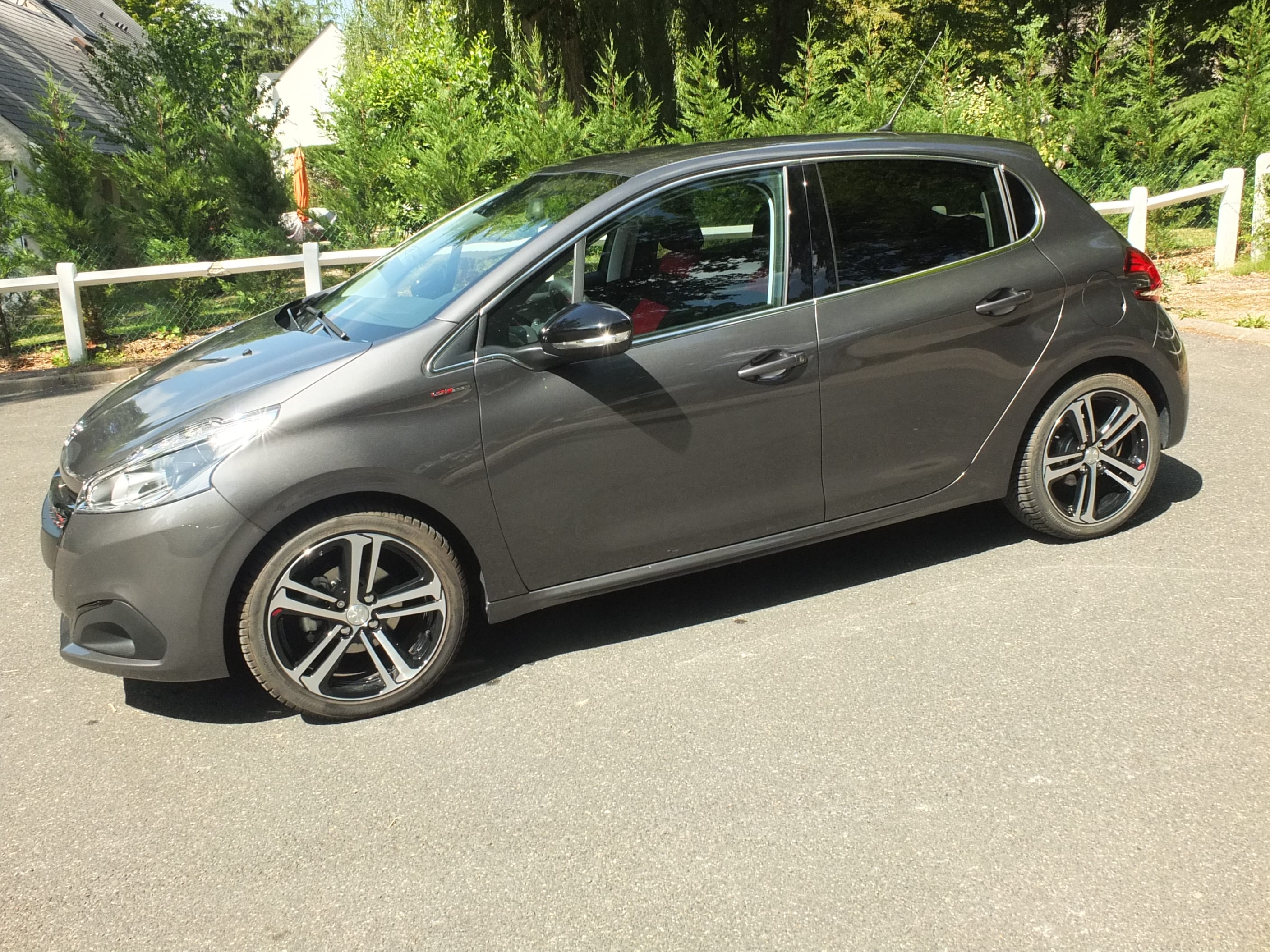 Peugeot 208 Peugeot 208 110ch GT Line. ESSENCE SANS PLOMB MAIS EGALEMENT COMPATIBLE E85 BIO ETHANOL. avec Climatisation