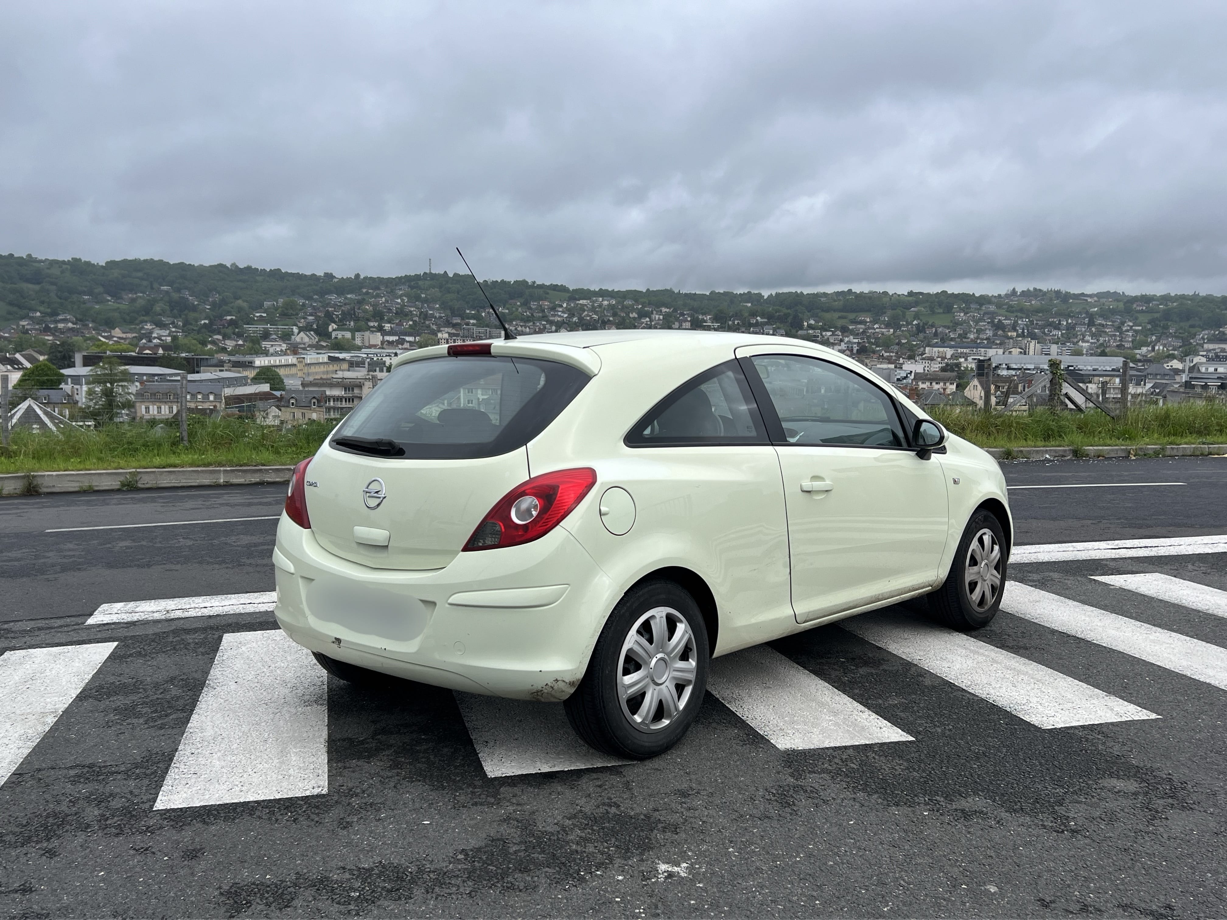 Opel Corsa avec Entrée audio / iPod