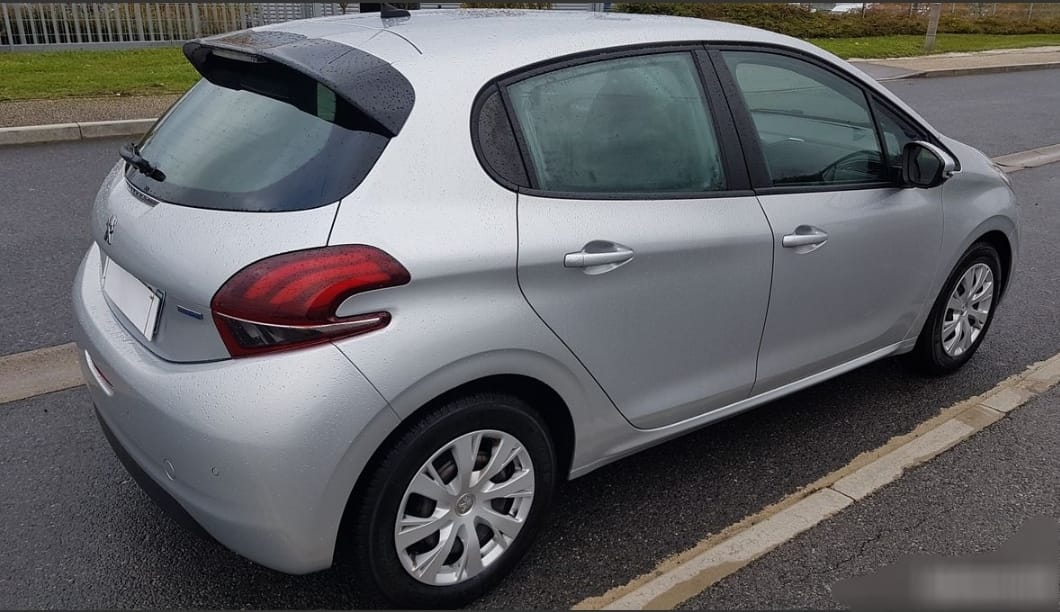 Peugeot 208 GRIS METAL 2017 // 1.6 BLUEHDI GPS/S&S-CLIM-RADAR DE RECUL avec Entrée audio / iPod