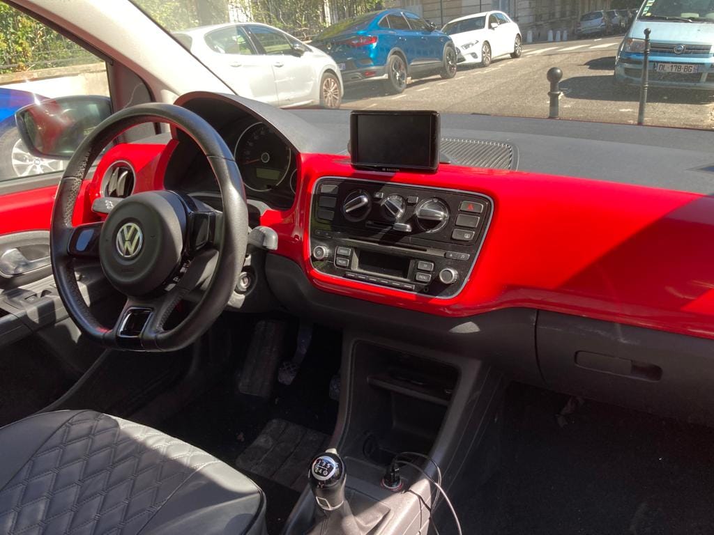 Volkswagen Up! CJ945 avec Siège bébé