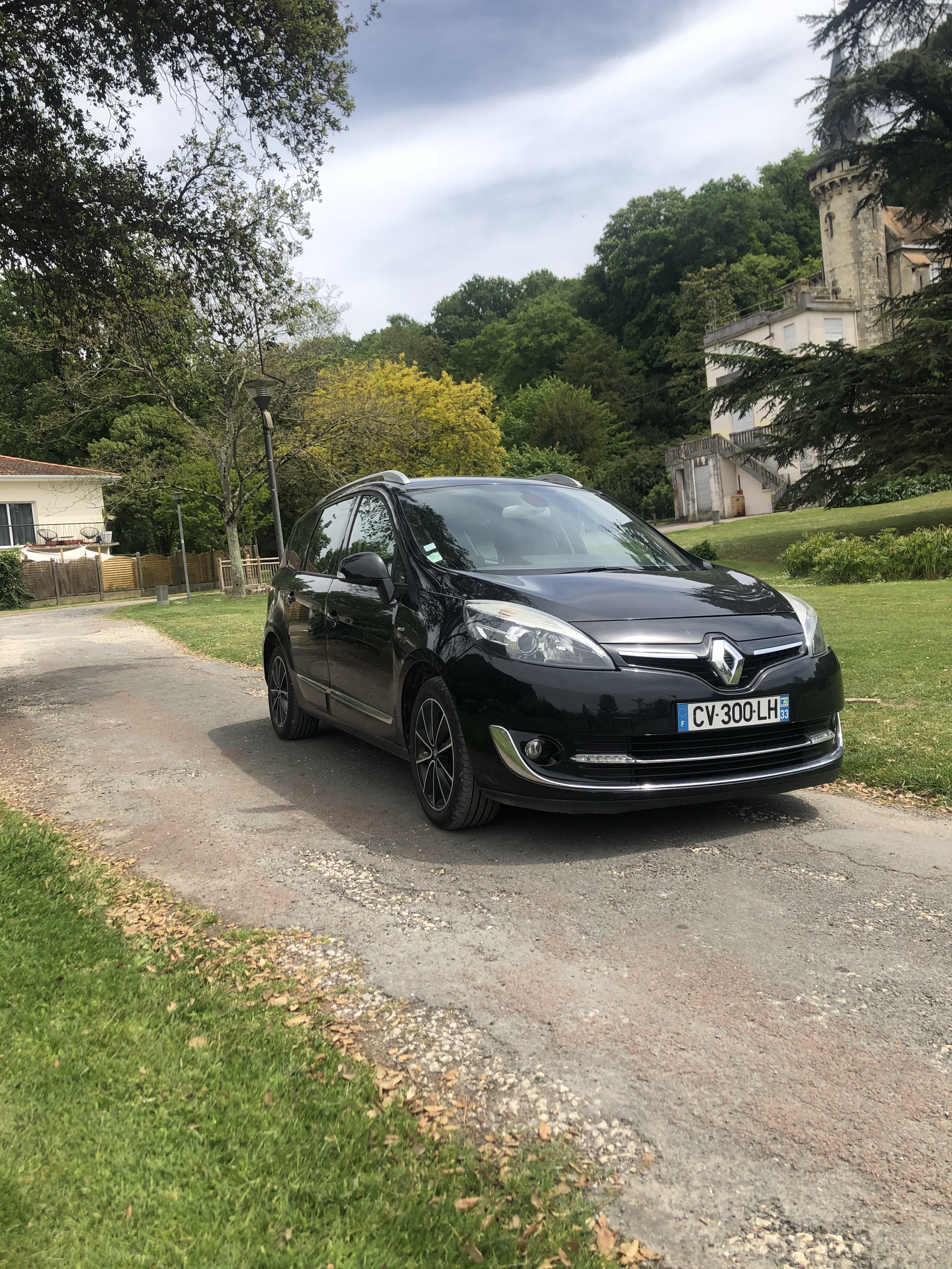 Renault Grand Scenic  Accès exclusif dans la Gare de Bordeaux - Louez le Grand Scénic 7 Places – Spacieux, 2013, Diesel, 7 places
