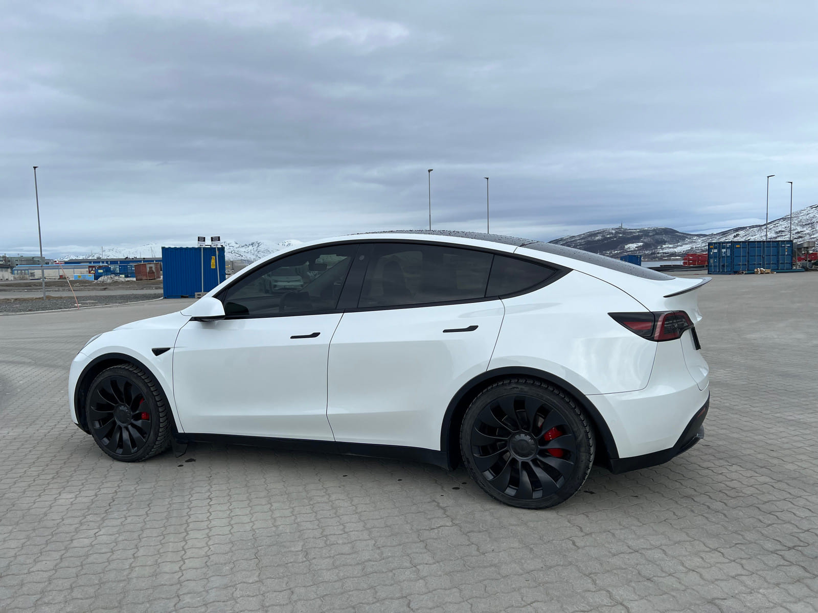 Tesla Model Y Performance med Aircondition