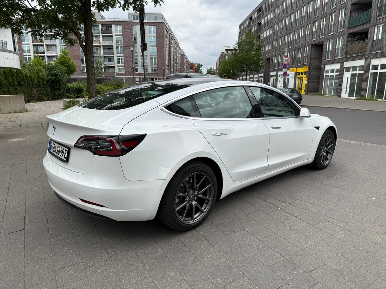 Tesla Model 3 Standard Range Plus mit 4-Rad-Antrieb