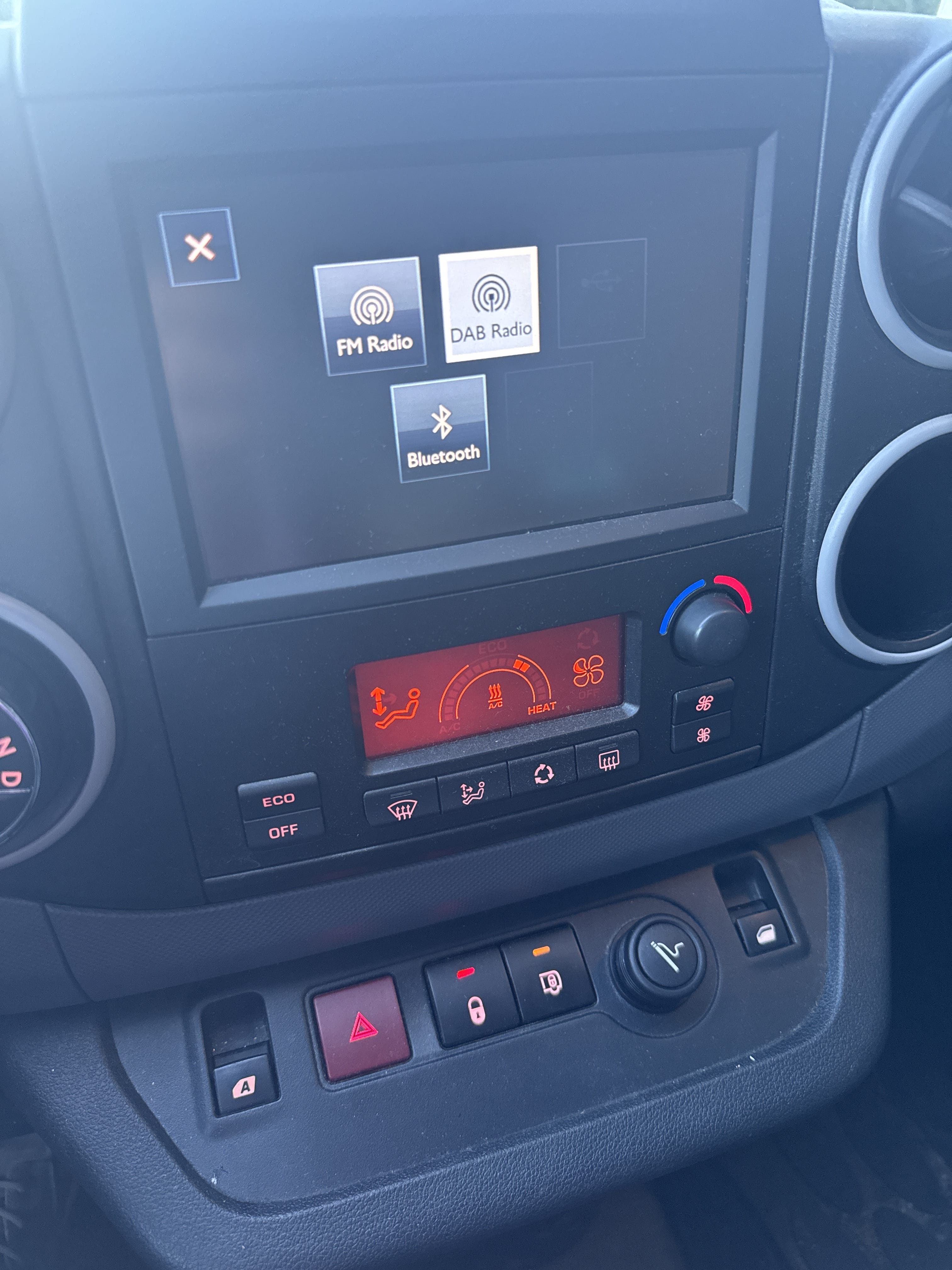 Peugeot Partner med Bilradio