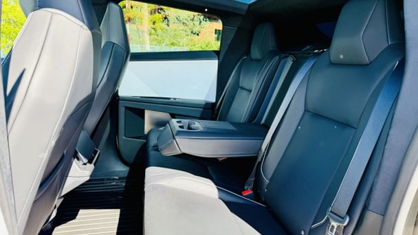 Tesla Cybertruck med Lydinngang