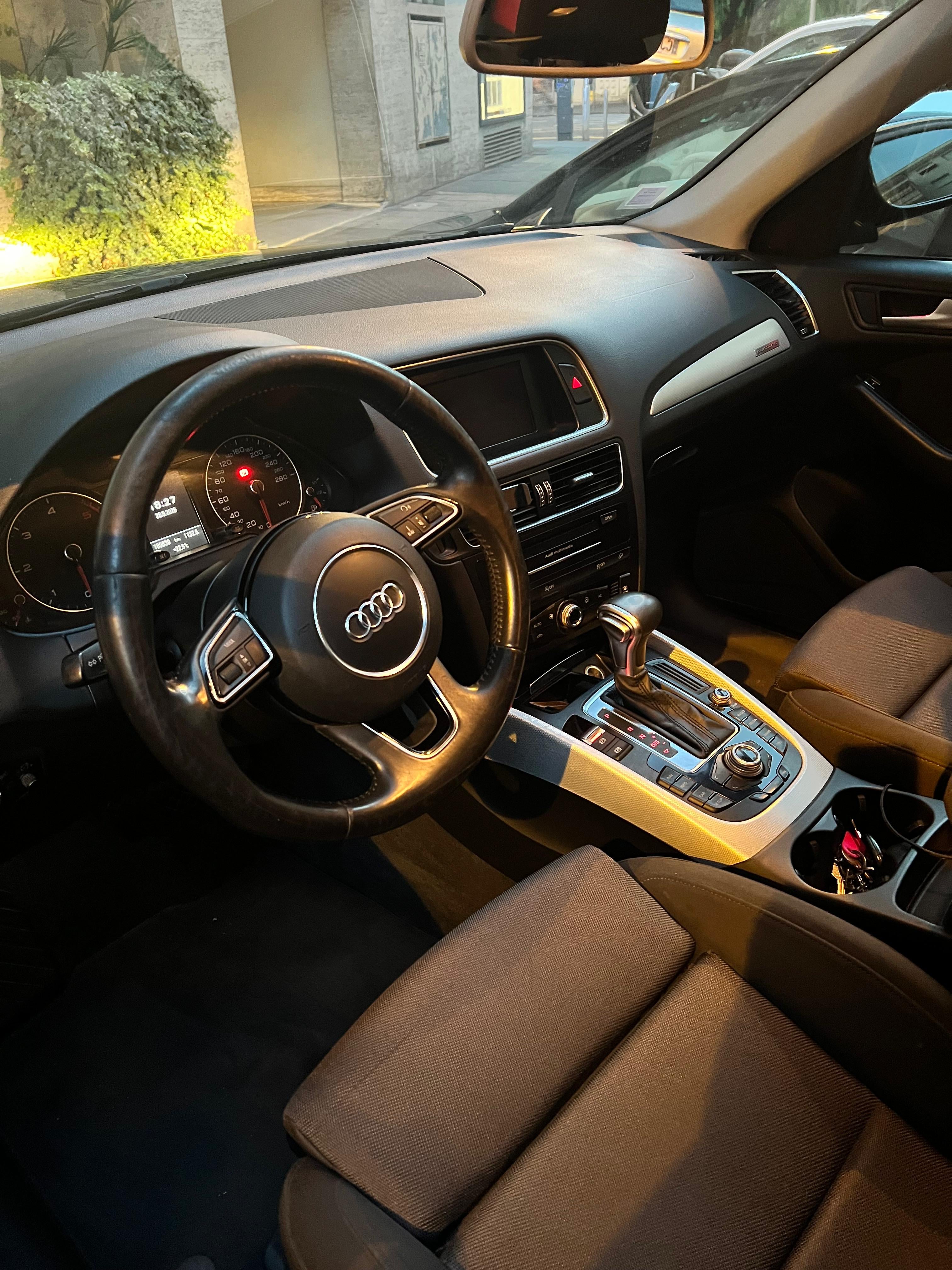 Audi Q5 2.0T Quattro Premium met GPS