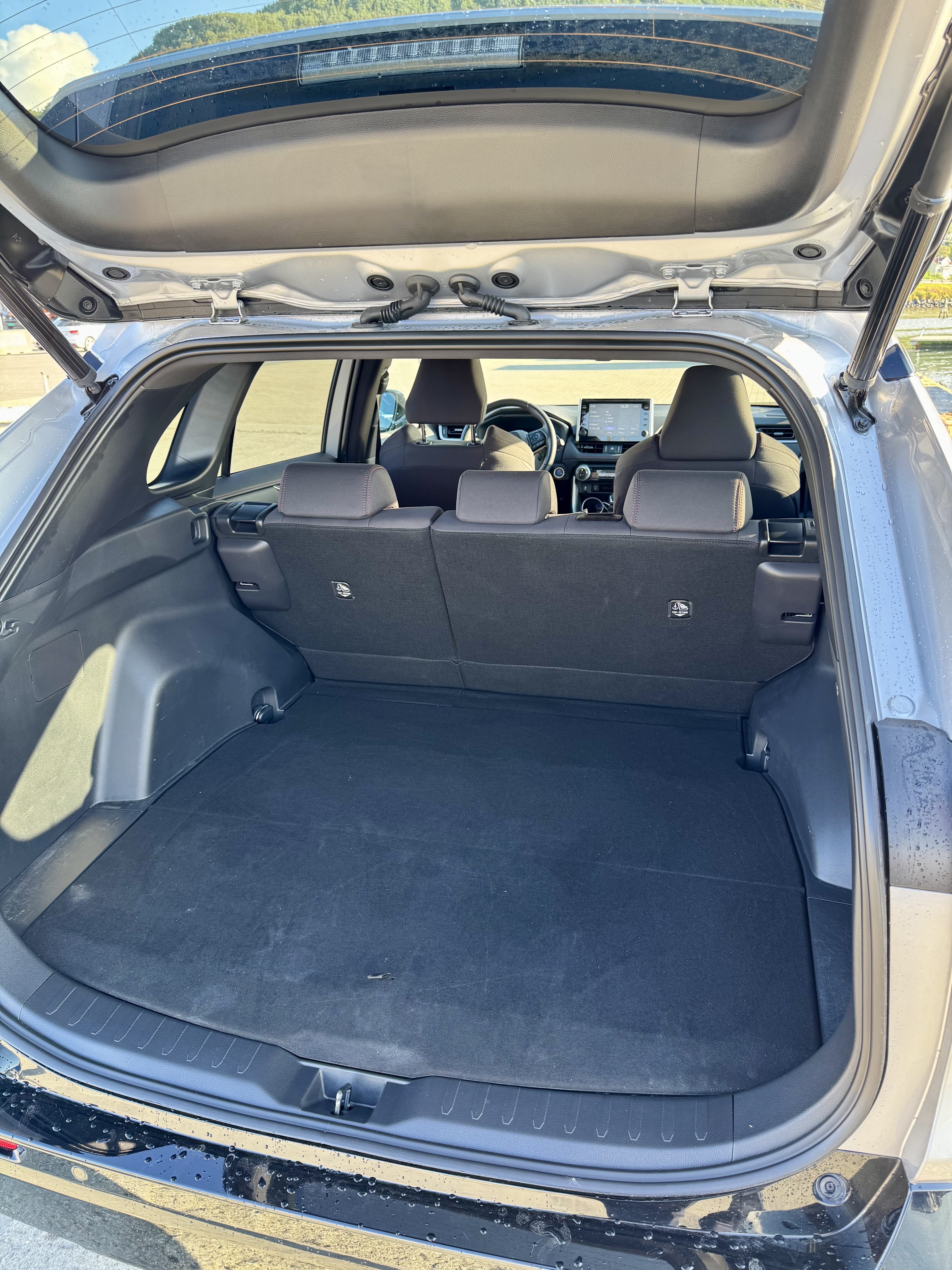 Toyota RAV4 4X4 Plug-in-Hybrid met Autostoel baby
