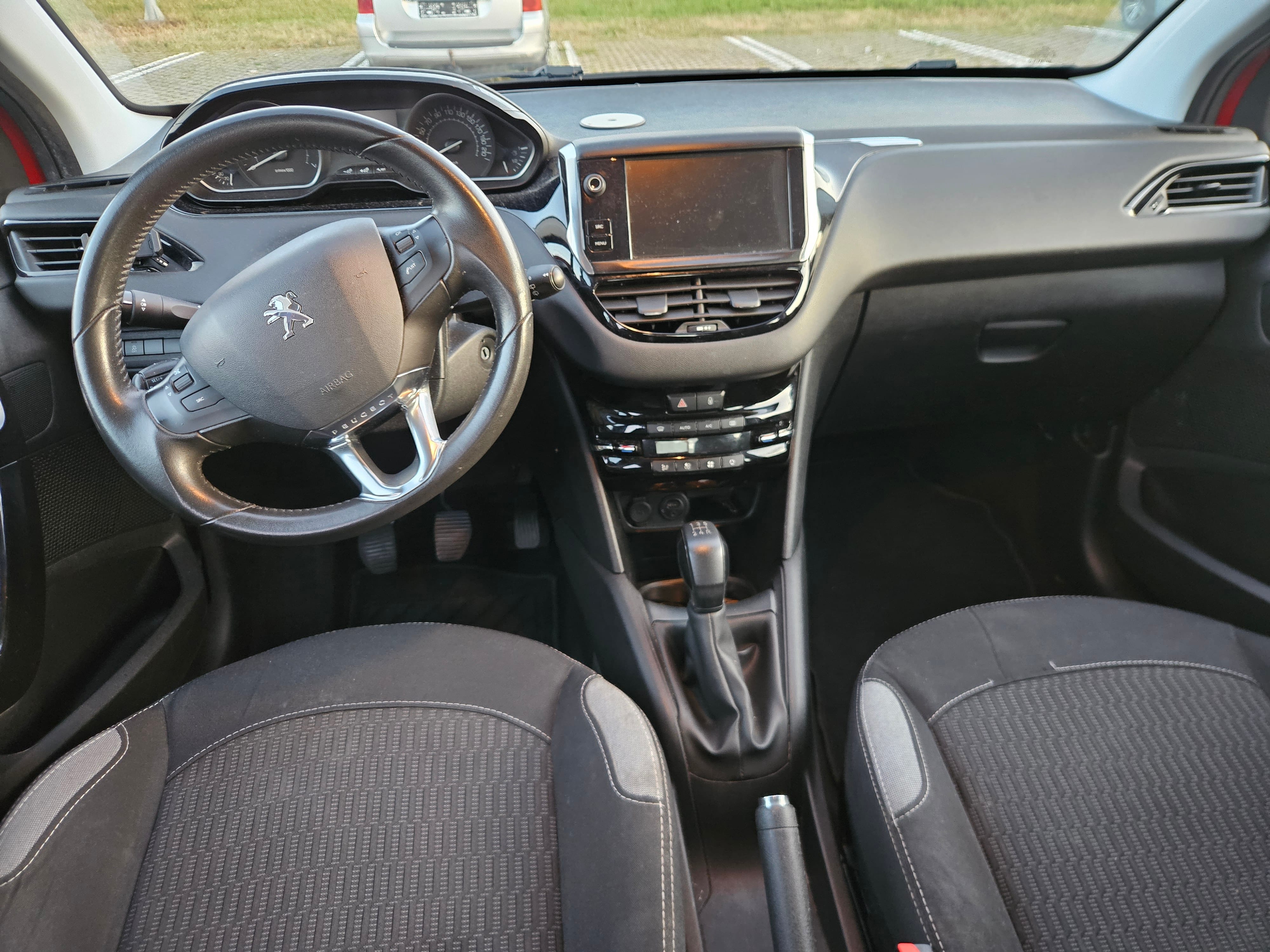 Peugeot 208 1.0 with Bluetooth audio