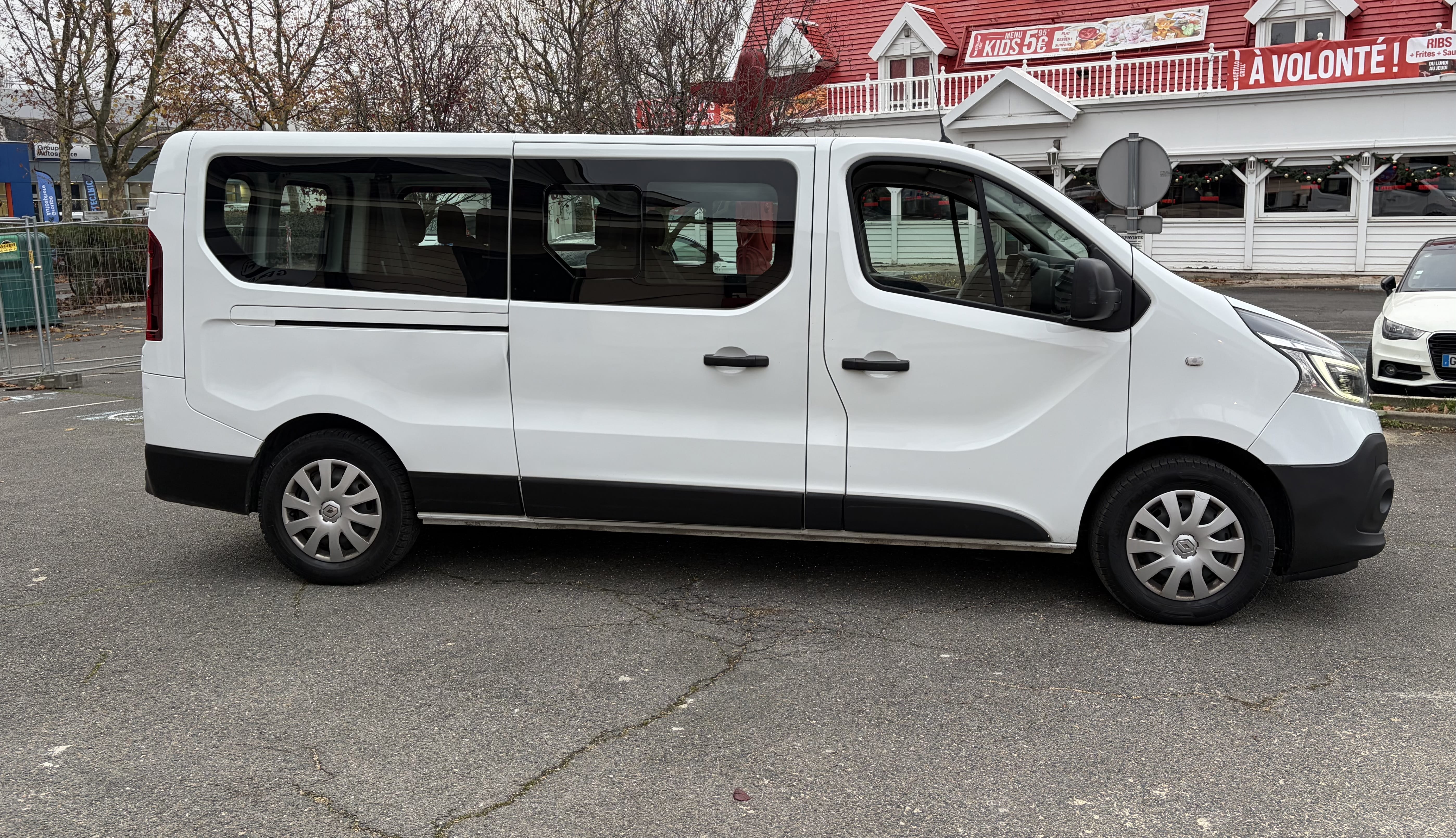 Renault Trafic Passenger 2.0 DCI long 9 places 125 CH avec Apple CarPlay