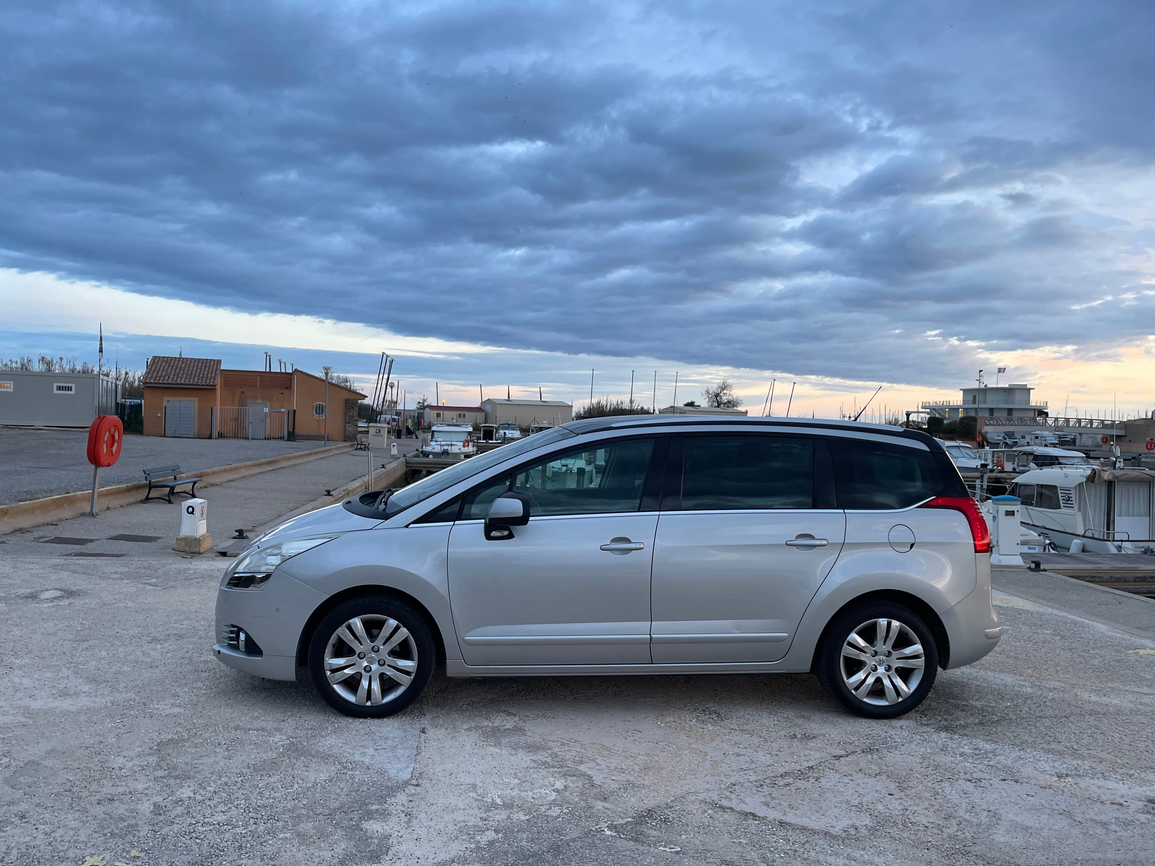 Peugeot 5008 avec GPS