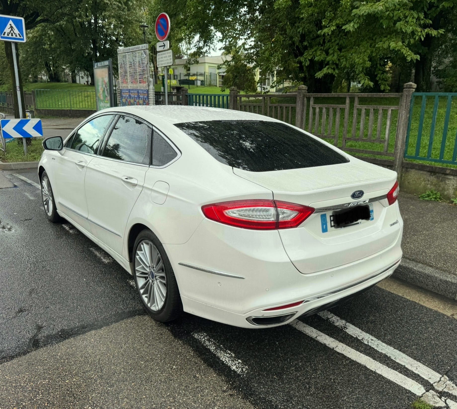 Ford Mondeo Hybride avec GPS