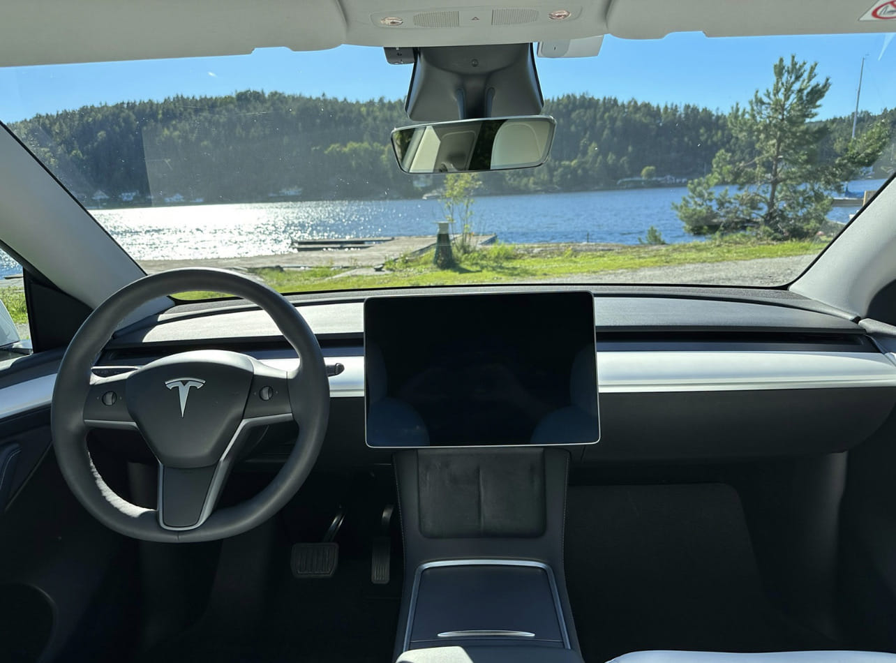 Tesla Model Y med Cruisekontroll