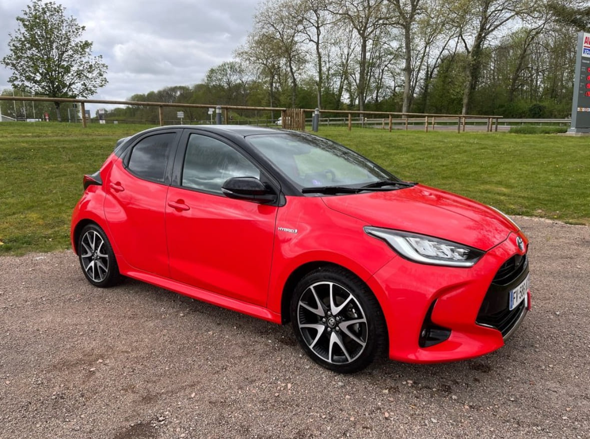 Toyota Yaris IV, 2020, Essence 95 / Électrique (hybride), automatique
