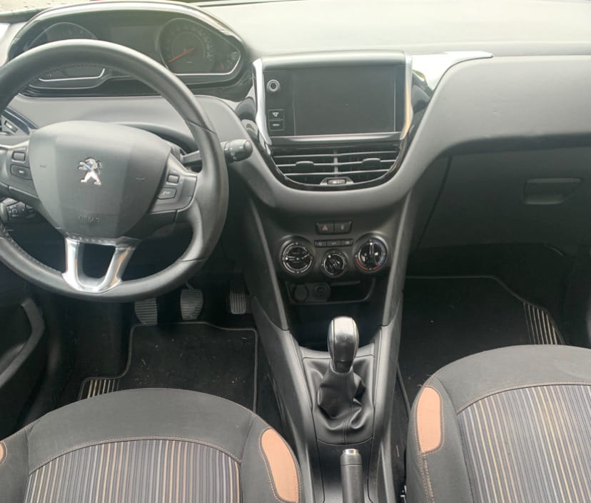 Peugeot 208 Accès facile Métro – Économique with Bluetooth audio