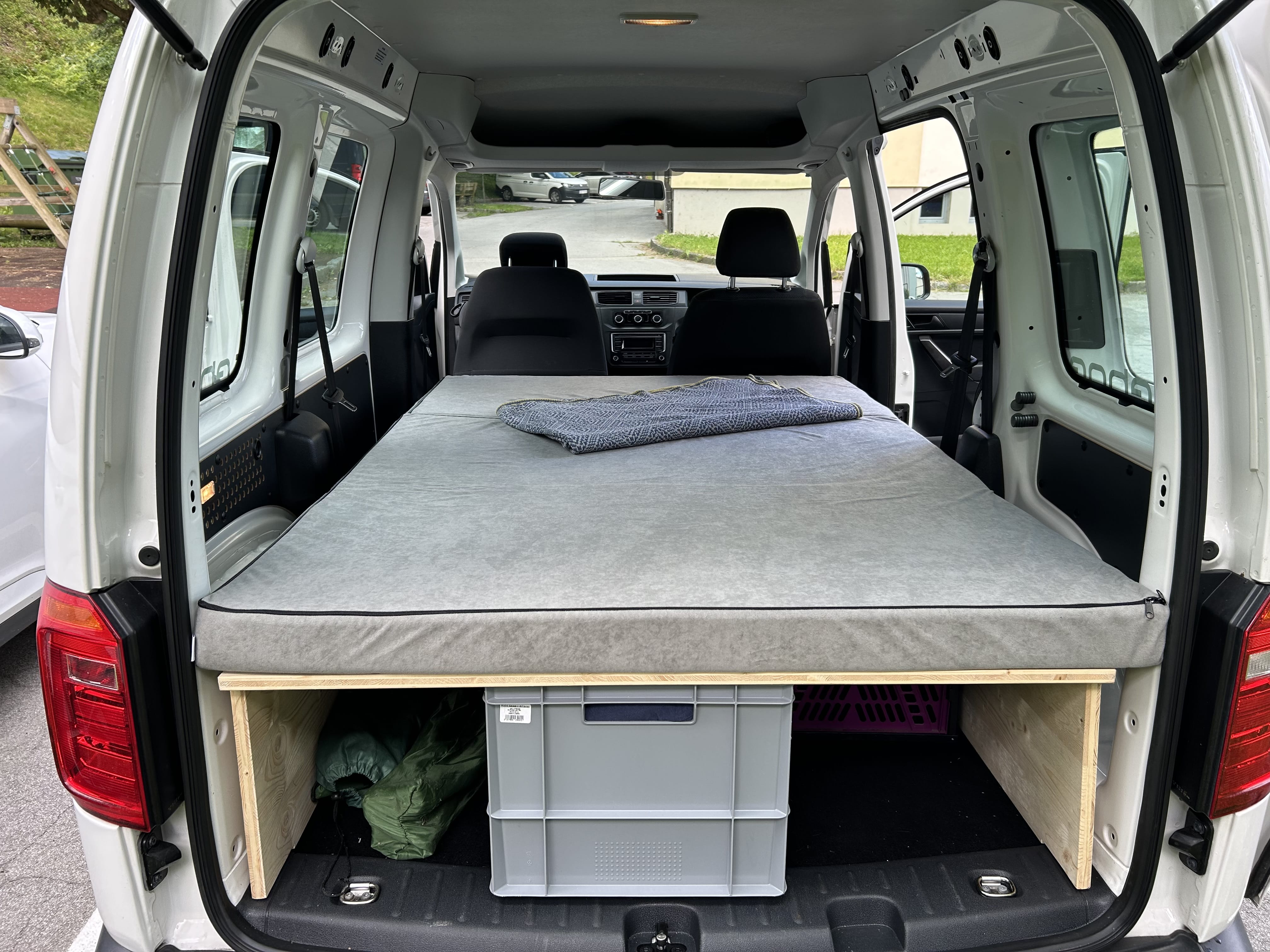 Volkswagen Caddy Kombi PKW / Camper mit Audio-/iPod-Zugang