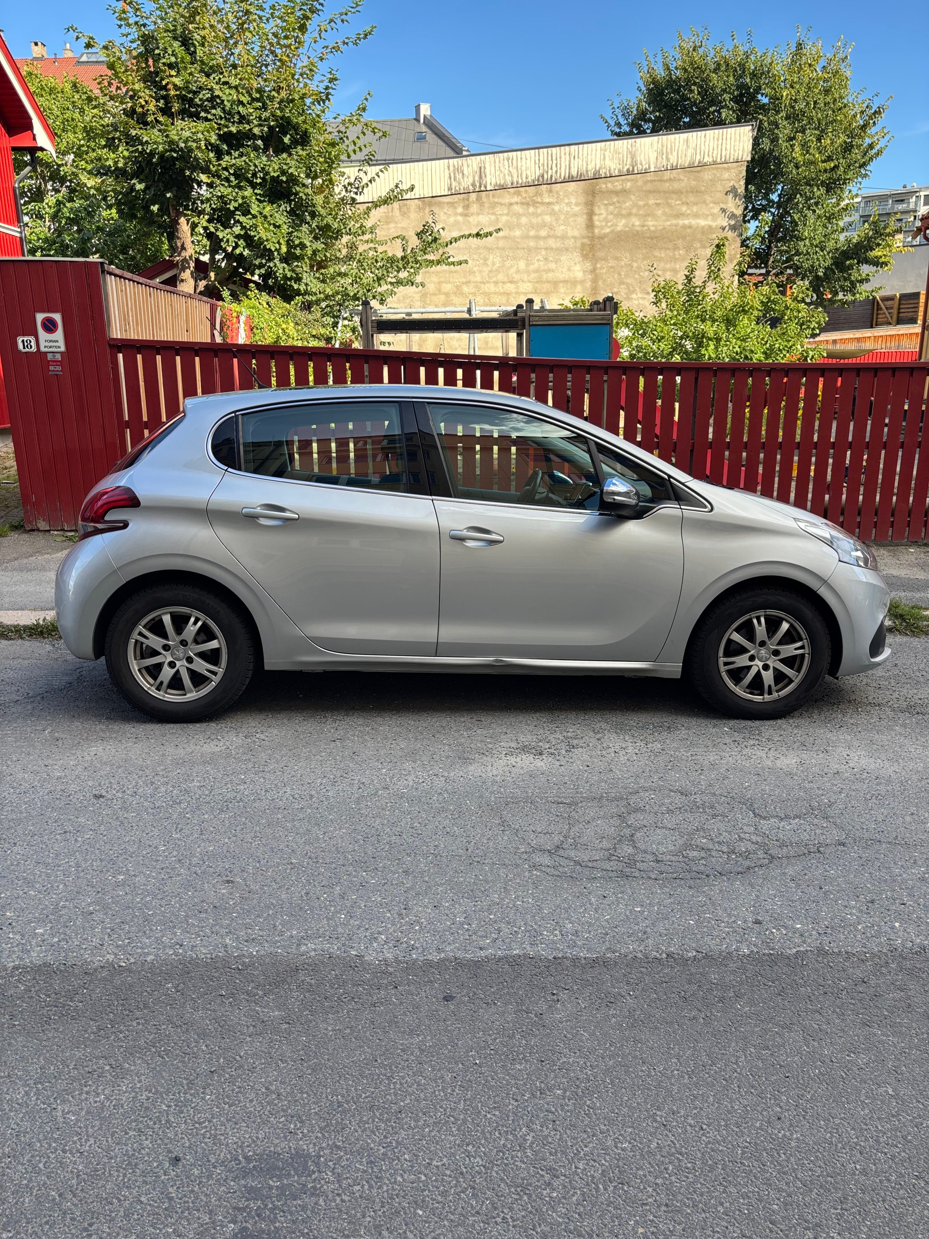 Peugeot 208 with Backup camera