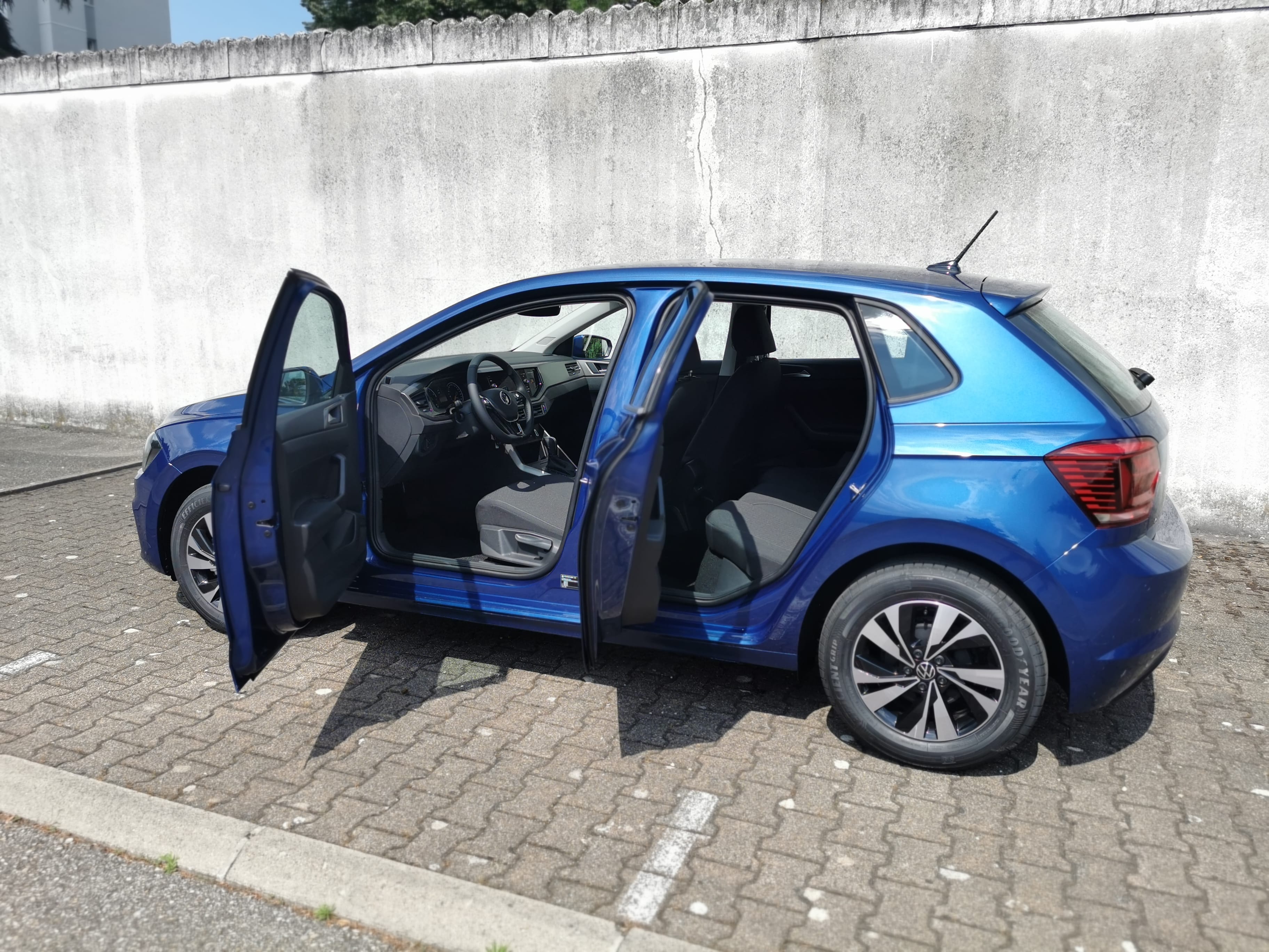 Volkswagen Polo FZ369YH avec Pneus neige