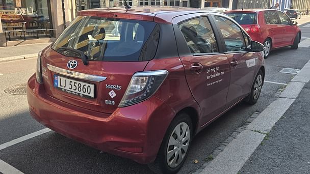 Toyota Yaris Hybrid 1,5 Bensin, Automat inkl. BEBOERKORT SONE parkering med Vinterdekk