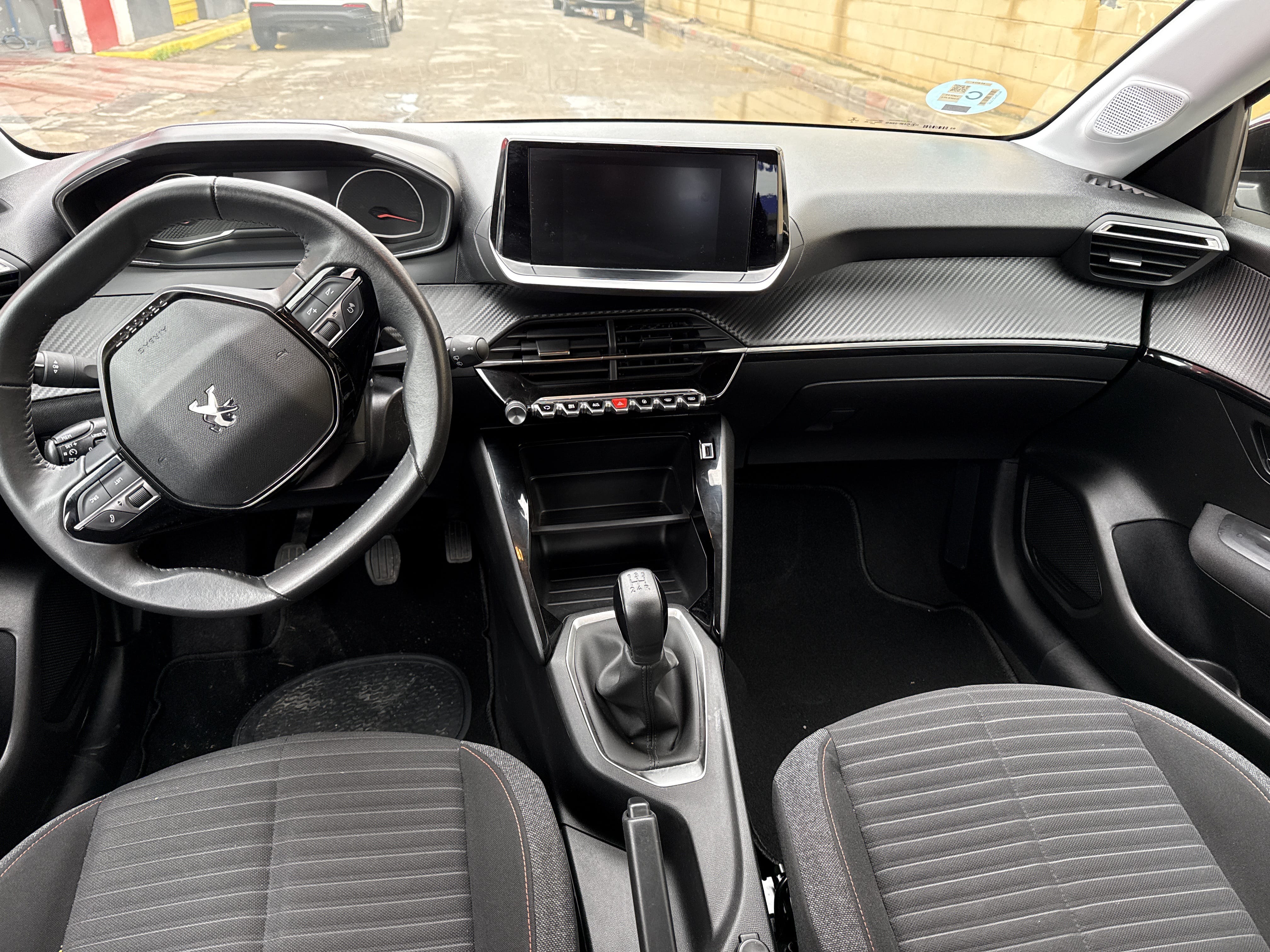 Peugeot 208 con Silla infantil