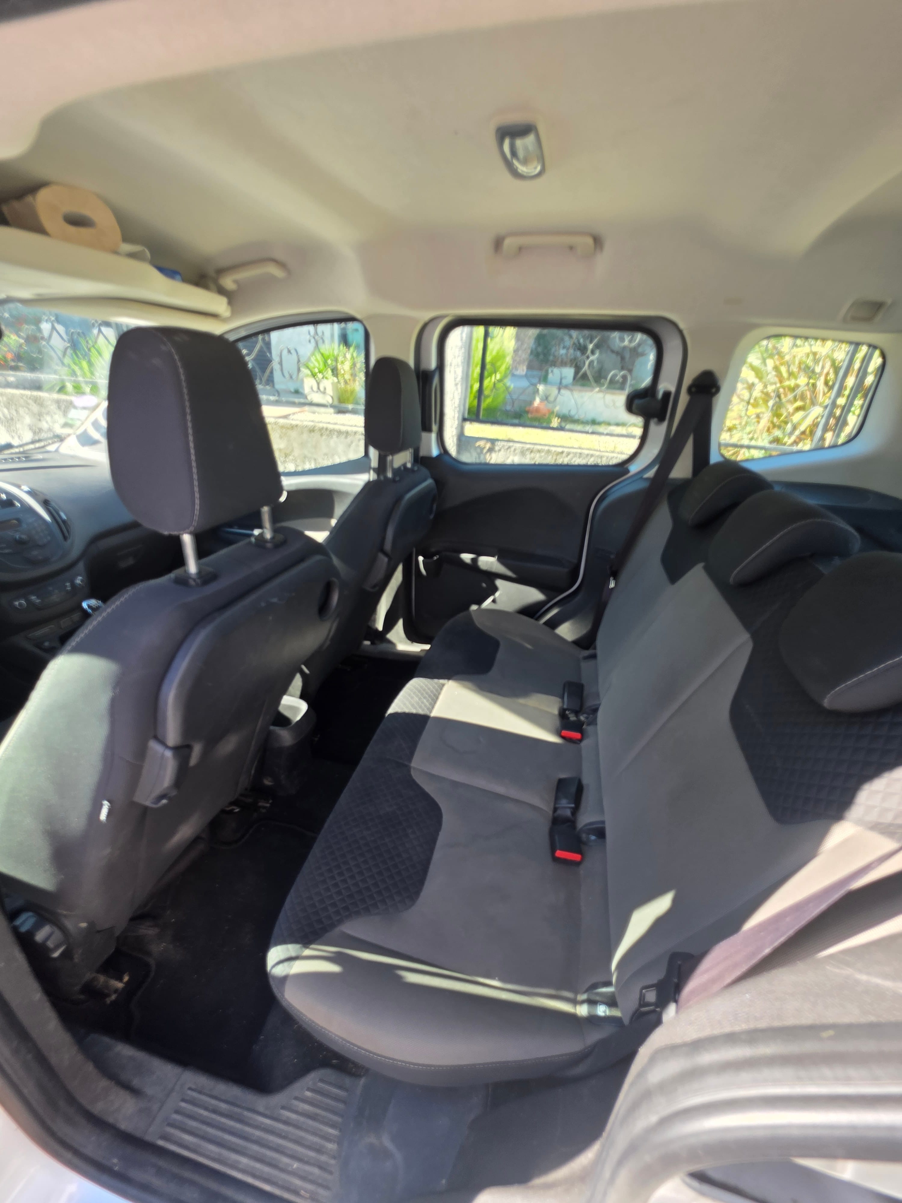 Ford Tourneo Courier 5 places Grand coffre avec Apple CarPlay