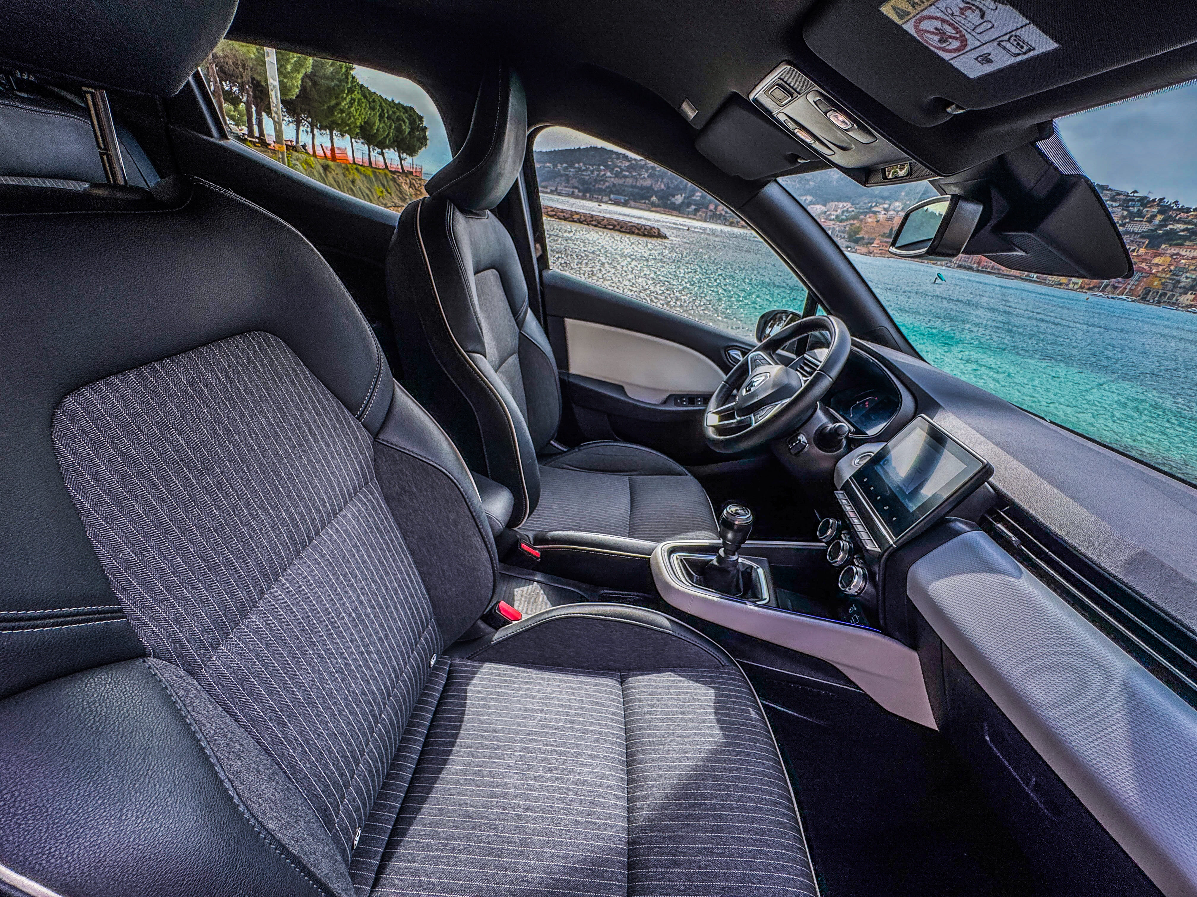 Renault Clio 654 avec Siège bébé