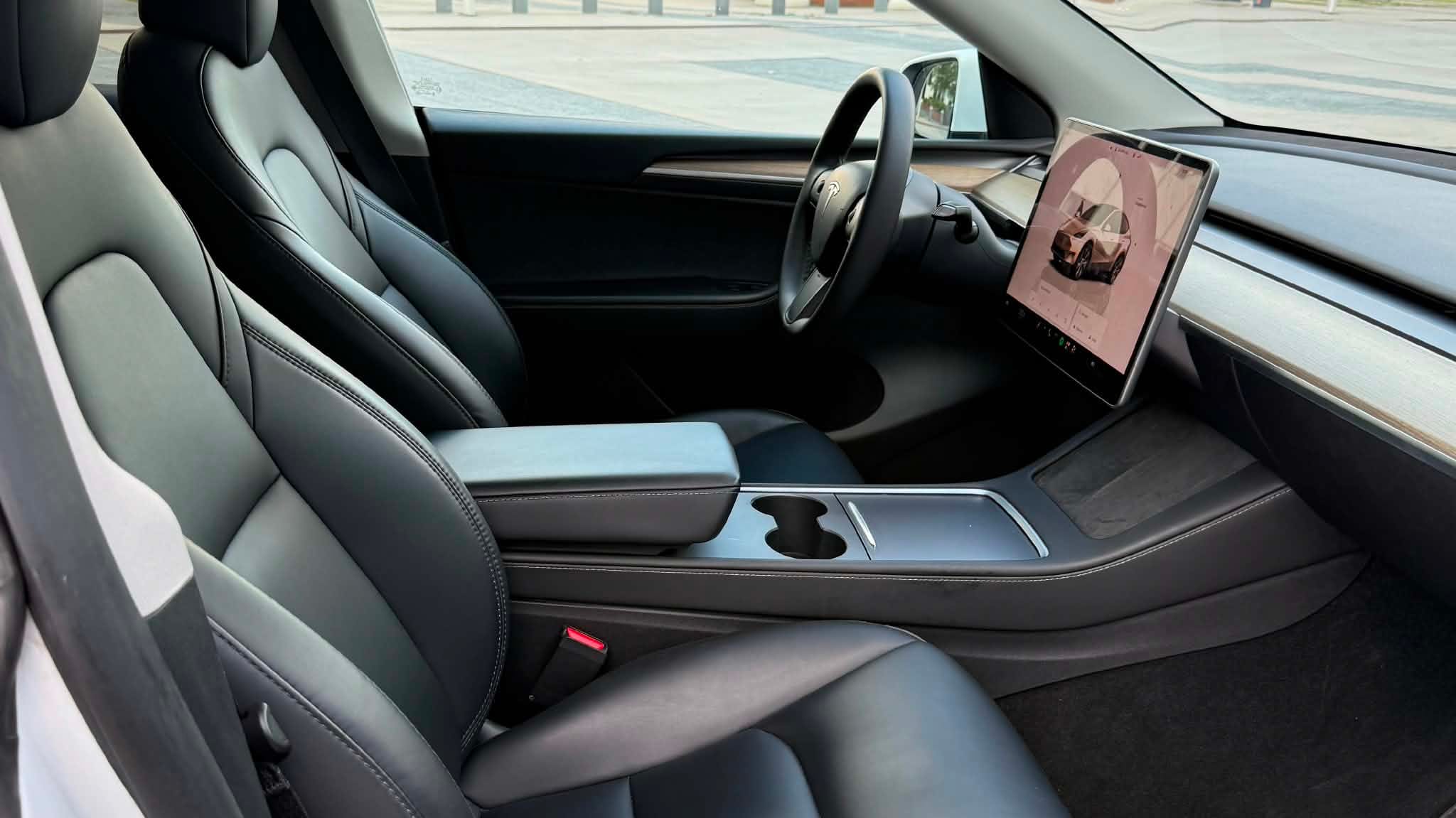 Tesla Model Y med Cruisekontroll