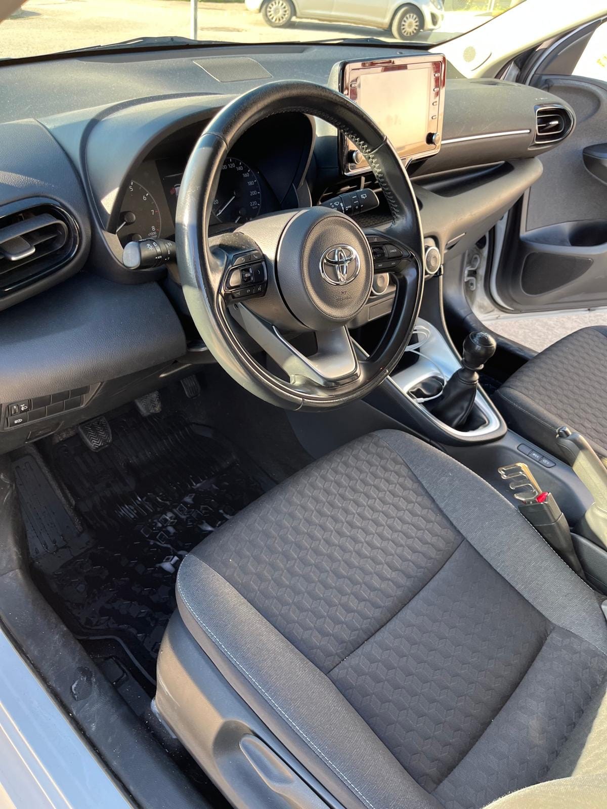 Toyota Yaris 5-Door L con Aire acondicionado