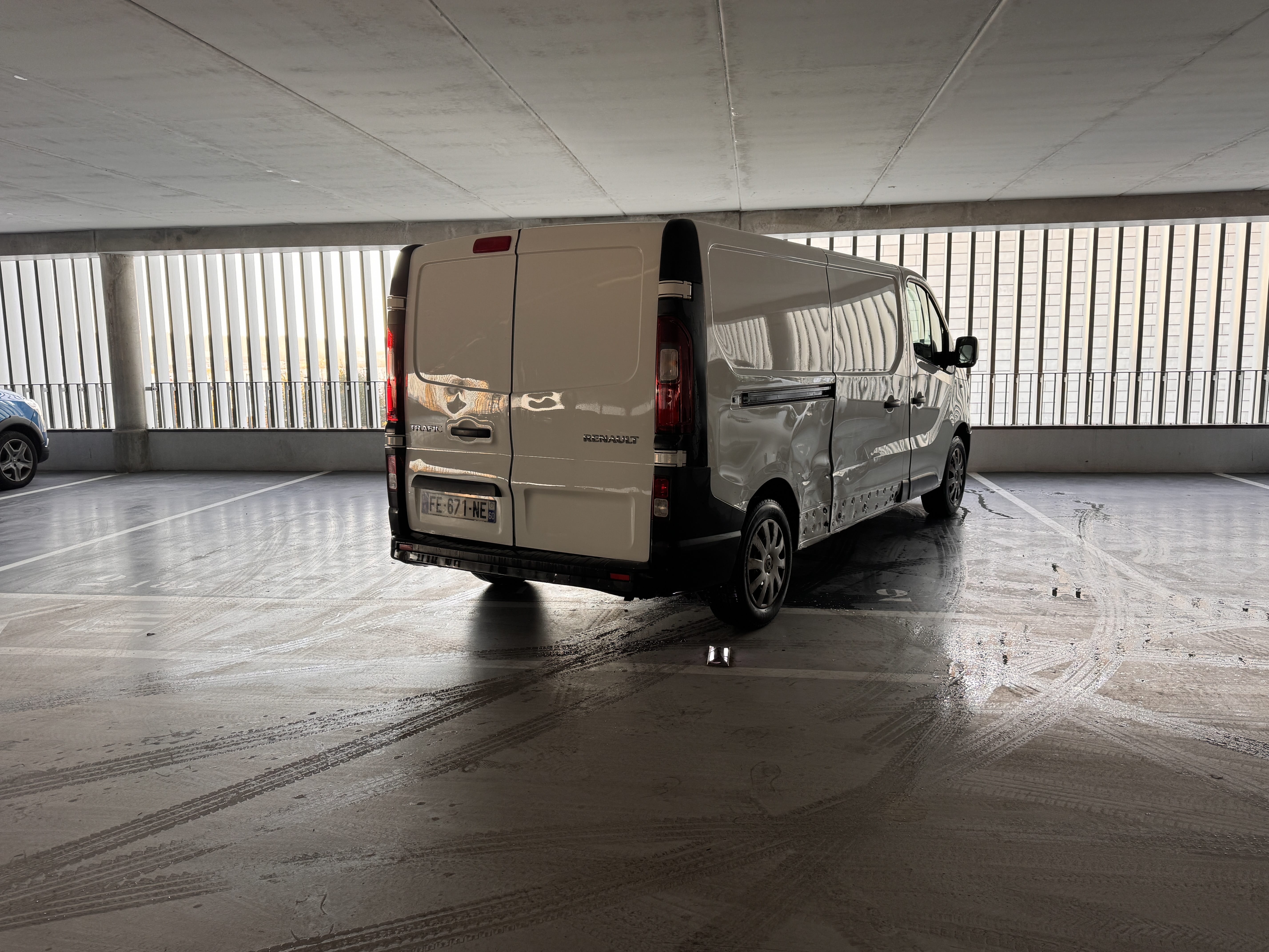 Renault Trafic  à louer en version rallongée Quartier Gare – Idéal pour déménagements & transports ! avec Entrée audio / iPod