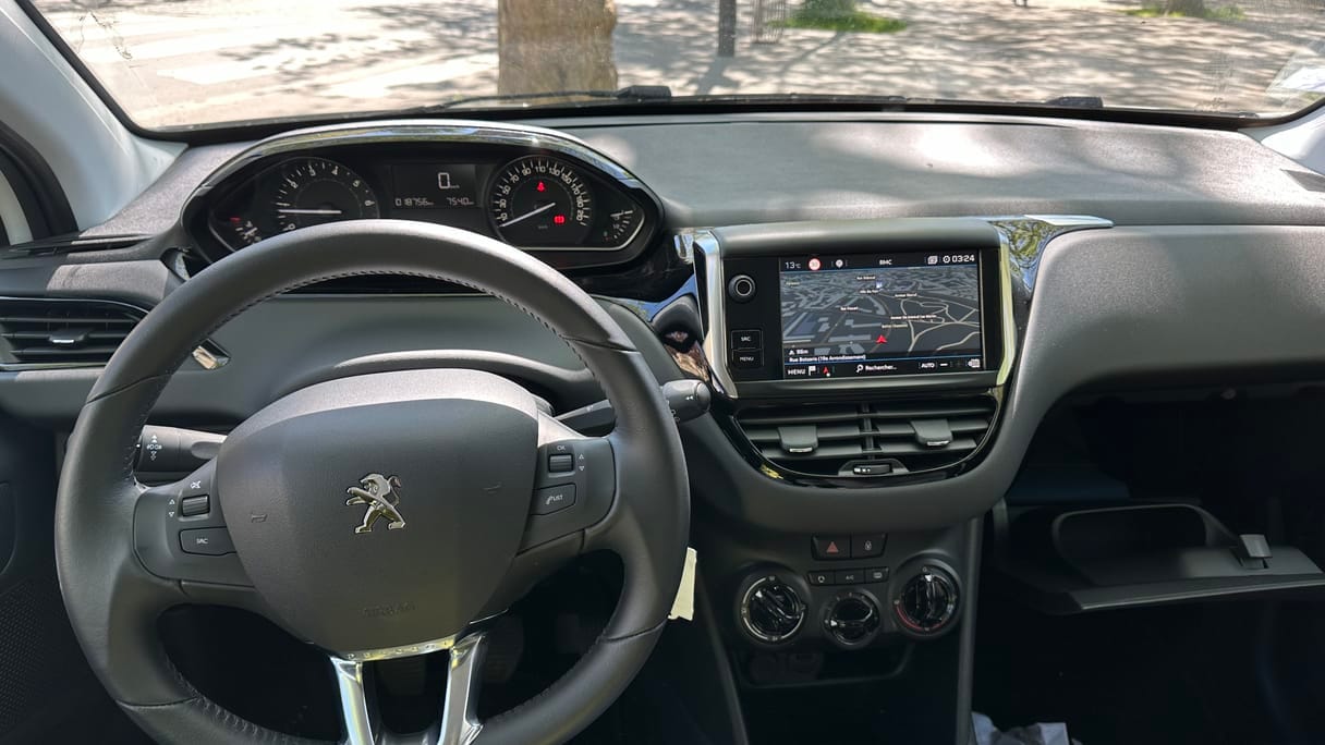 Peugeot 208 FF060 avec Audio Bluetooth