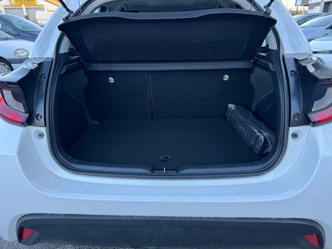Toyota Yaris Hybride Ess BV auto HJ327VN with Apple CarPlay