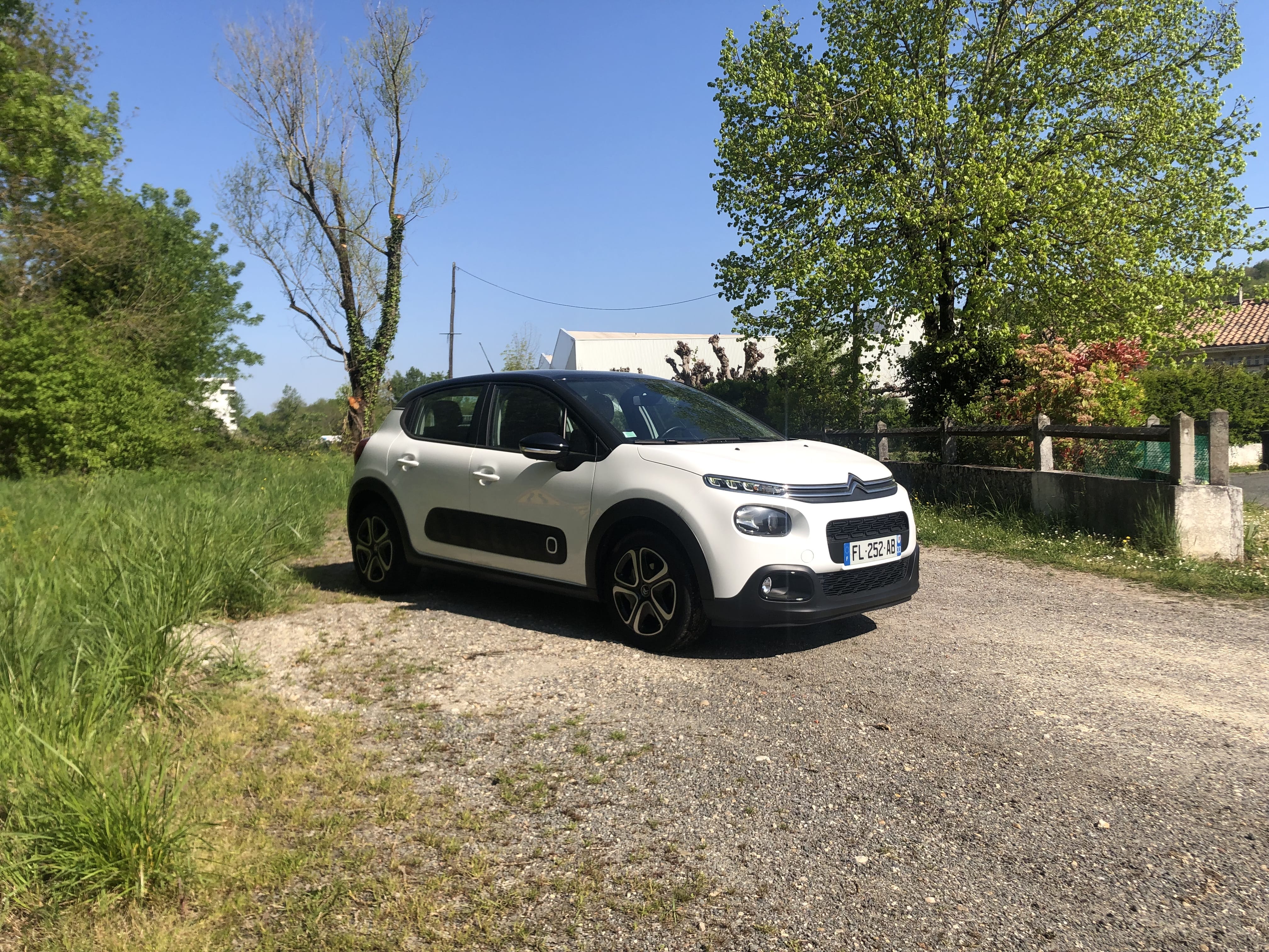 Citroen C3 pratique & confortable à 3 min de l’aéroport, place dédiée avec Climatisation